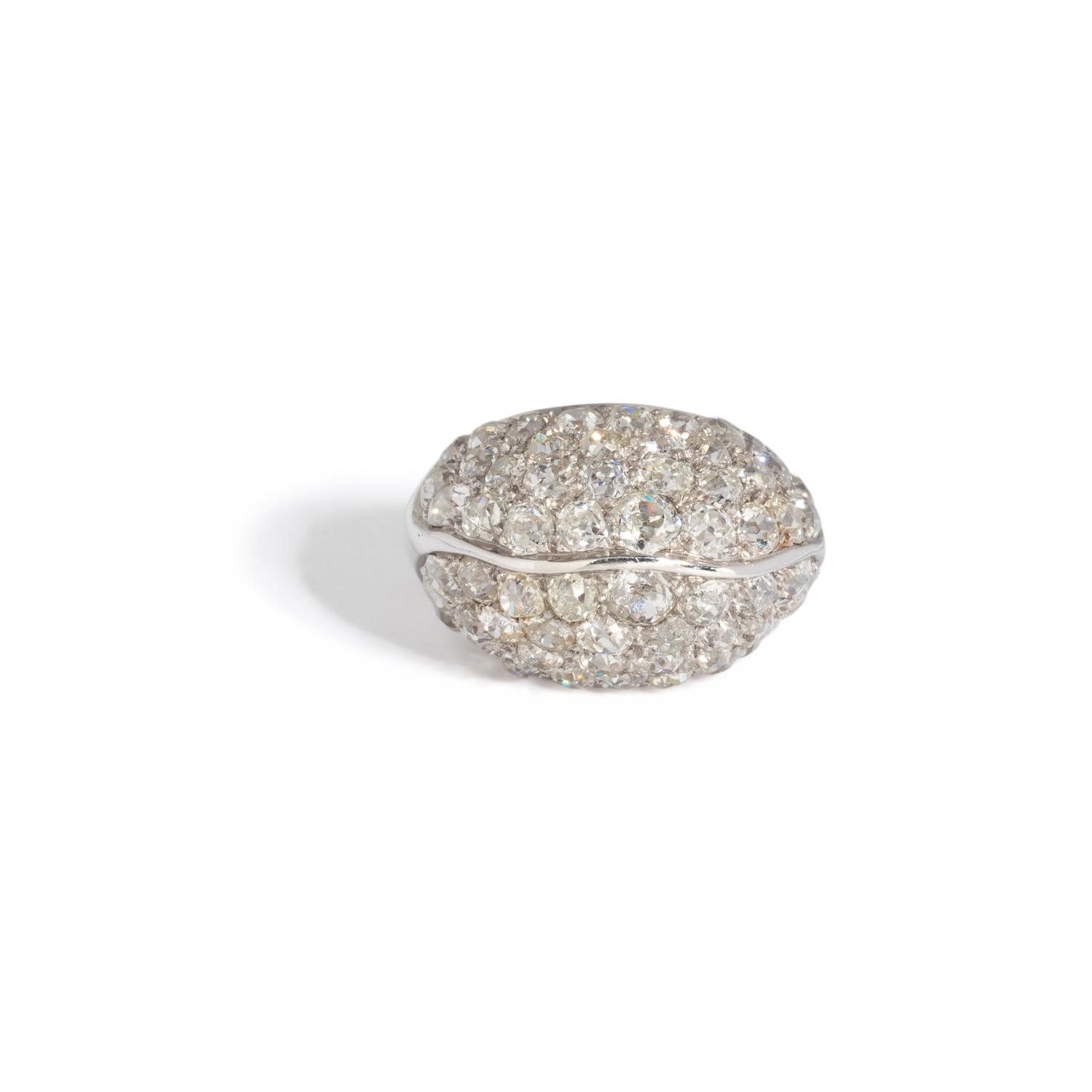 RETRO, WHITE GOLD AND DIAMOND BOMBÉ RING