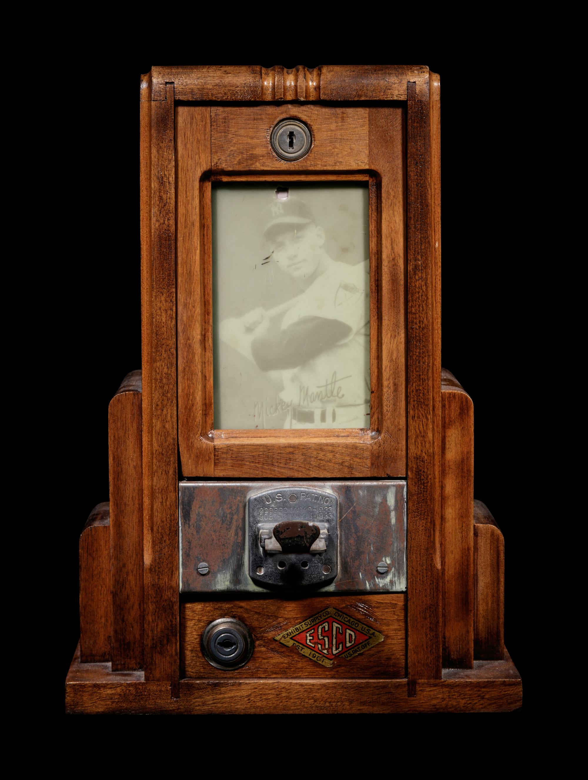 A Unique 10 Cent Exhibit Card Vending Machine with Mickey Mantle Card in Window and 18 Additional Baseball Cards