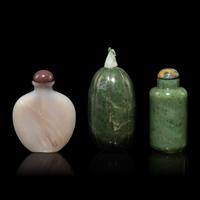 Three Chinese Celadon and Spinach Jade Snuff Bottles, 19th Century — 清晚期 碧玉、青玉鼻烟壺一組三件