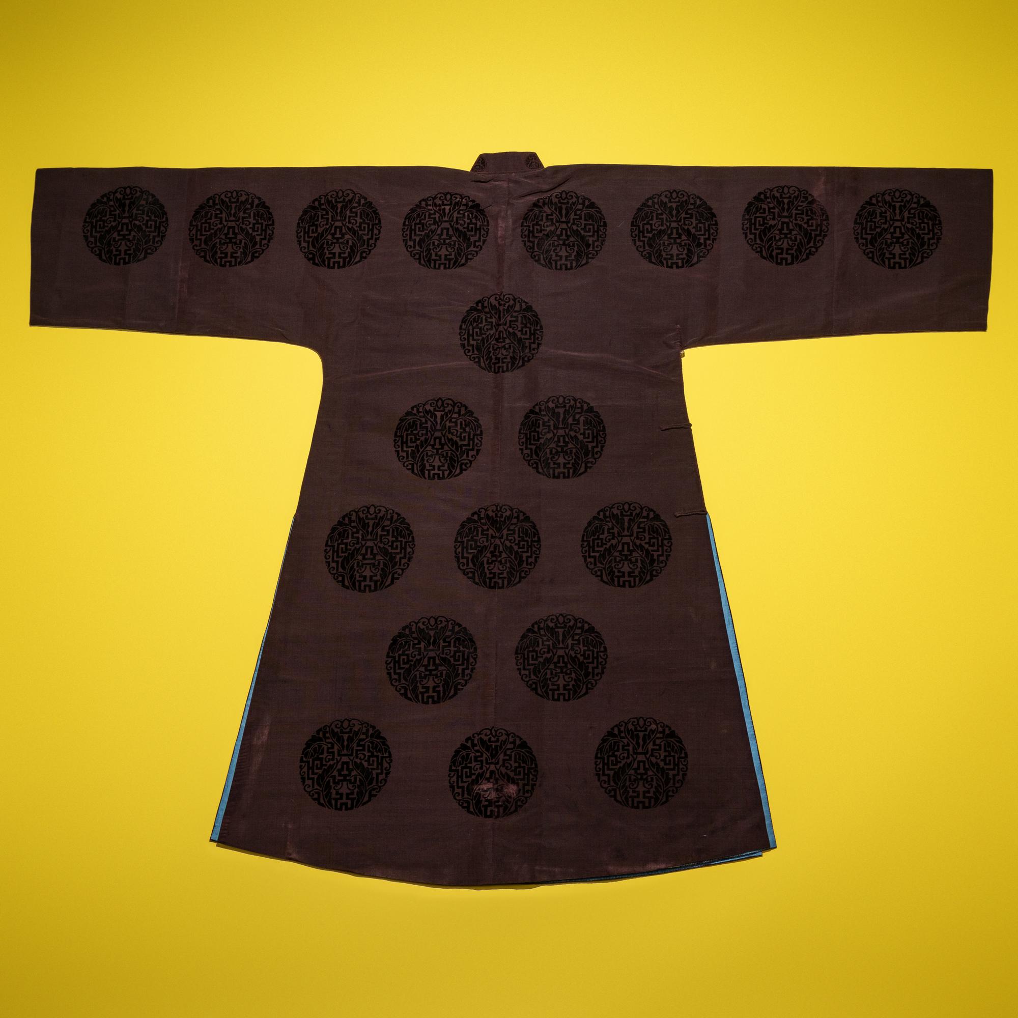 A Chinese Dark Brown Cut Velvet Robe, 20th Century — 清晚期 醬地漳絨團壽紋袍