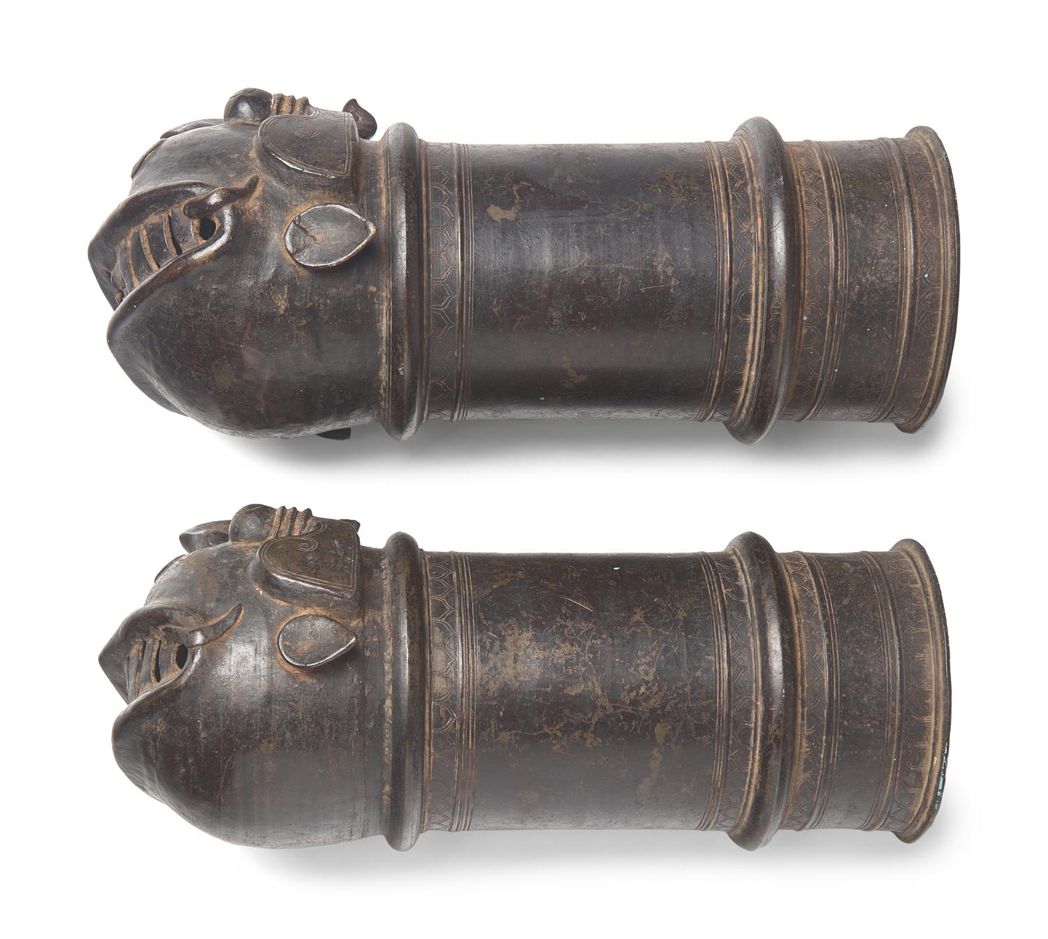 A Pair of Indian Patinated Bronze Palanquin Finials, 19th Century or Earlier 十九世紀或更早 印度銅虎首車轝一對
