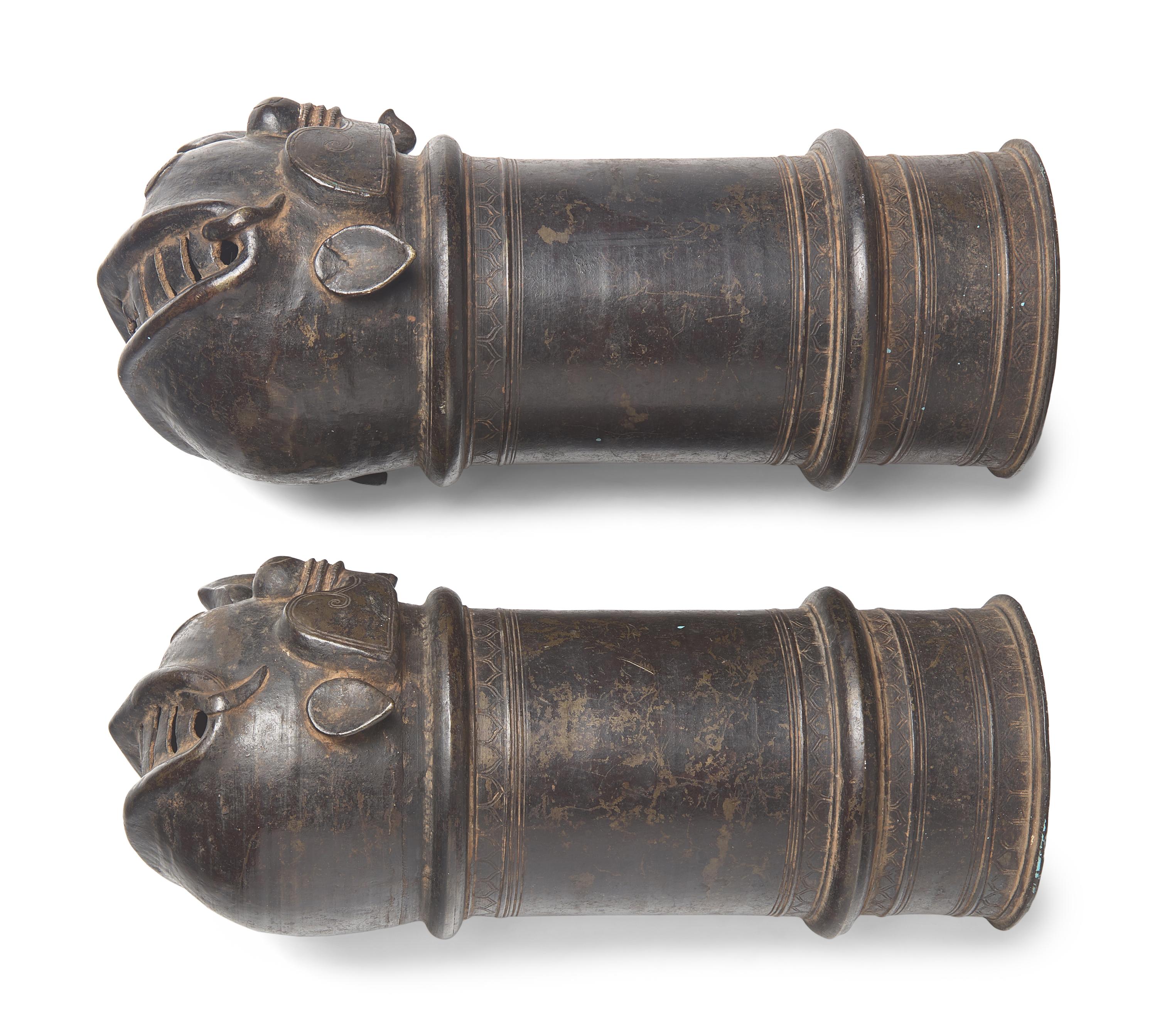 A Pair of Indian Patinated Bronze Palanquin Finials, 19th Century or Earlier 十九世紀或更早 印度銅虎首車轝一對