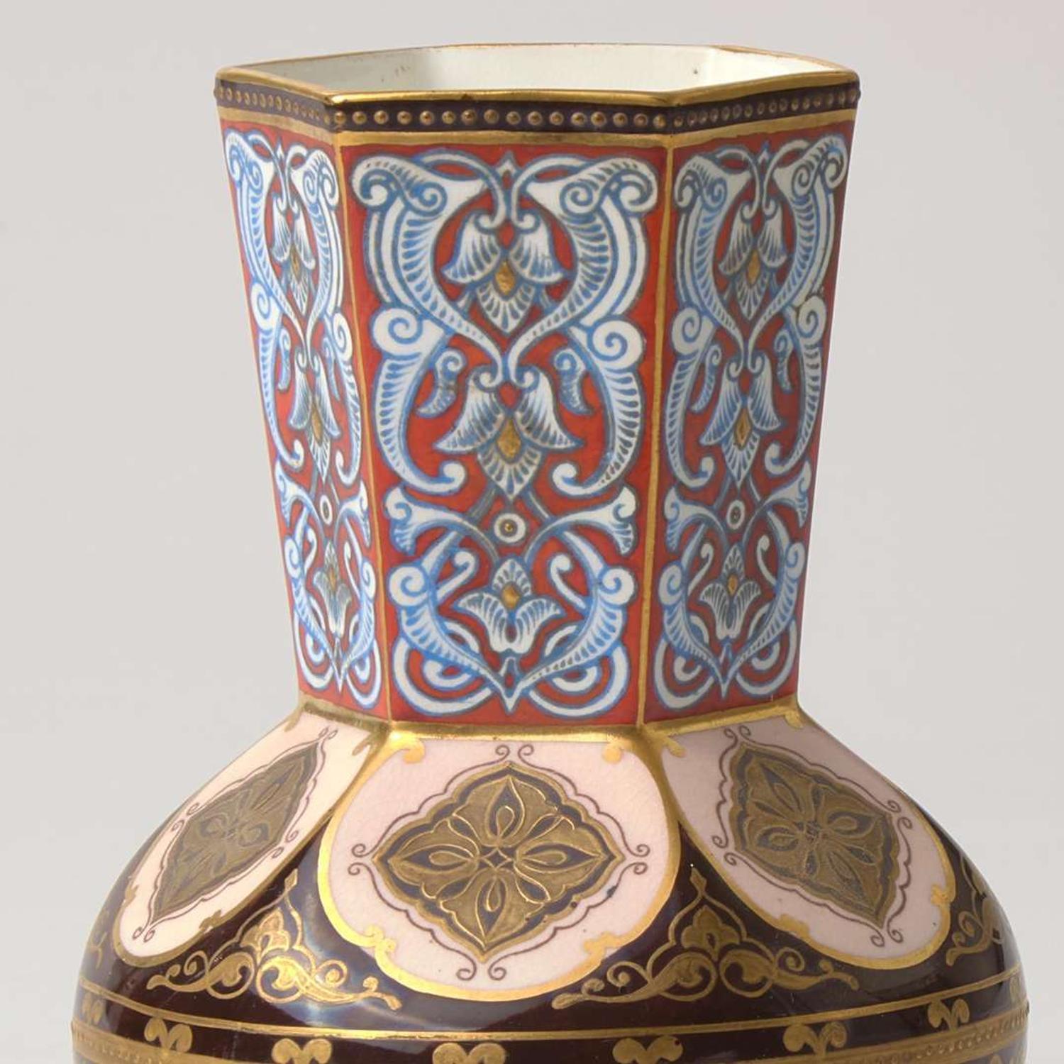 A Wedgwood Aesthetic Period Queensware Vase UK, 1870s