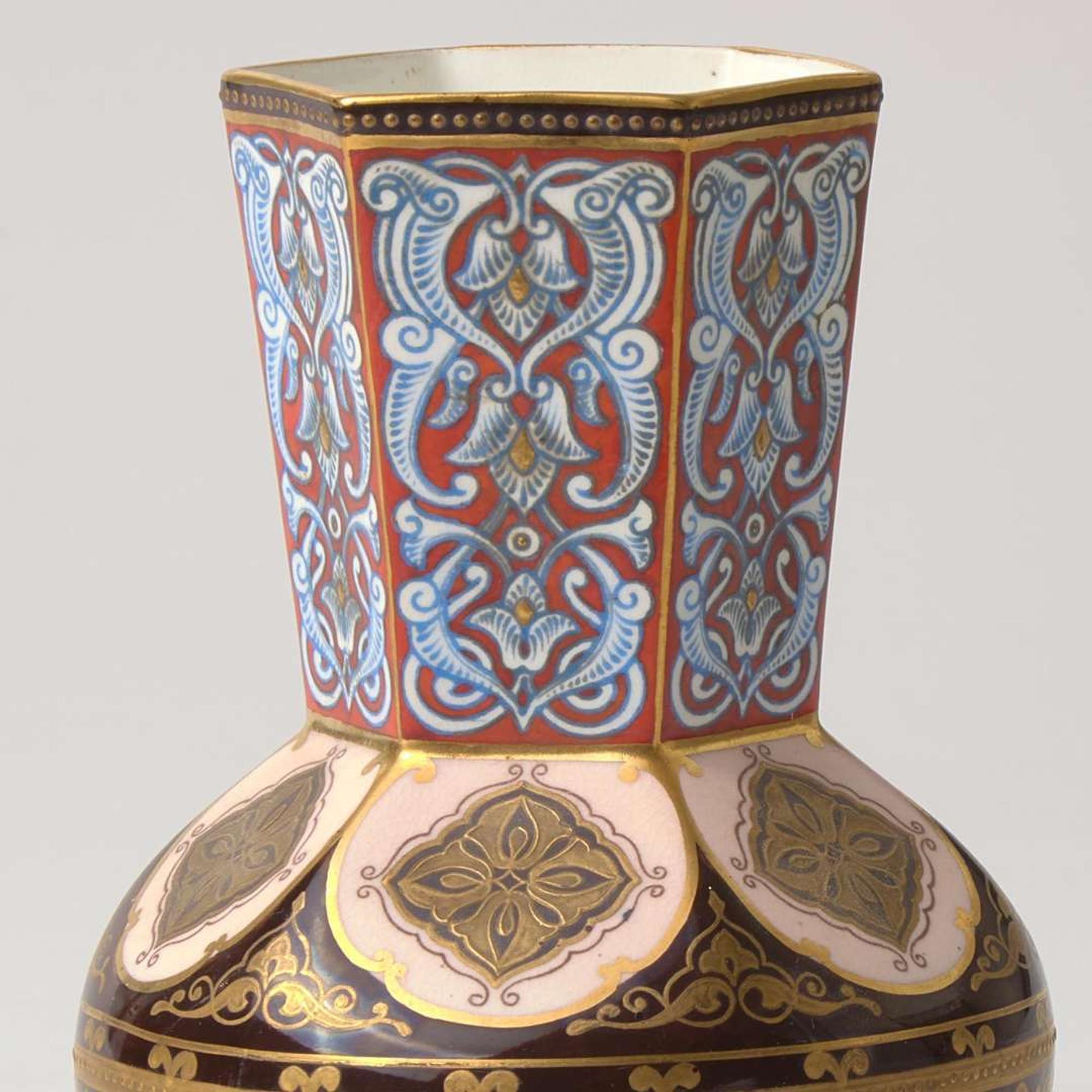 A Wedgwood Aesthetic Period Queensware Vase UK, 1870s