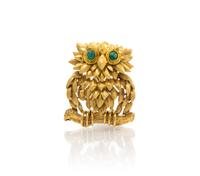 A 14 Karat Yellow Gold and Emerald Owl Brooch, 10.00 dwts.