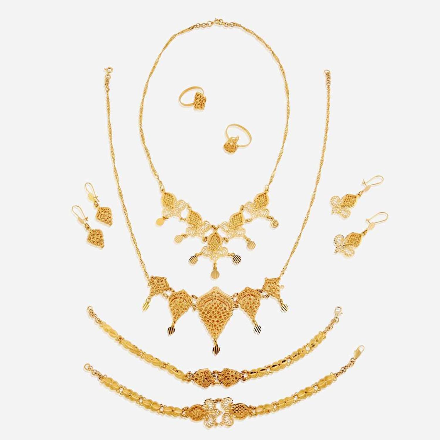 A collection of eight pieces of eighteen karat gold jewelry