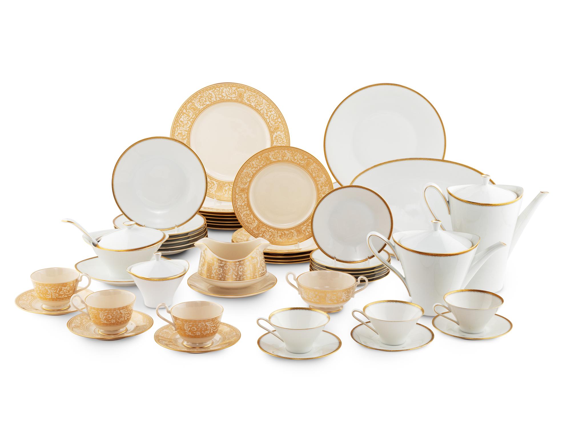A Franciscan Porcelain Dinner Service