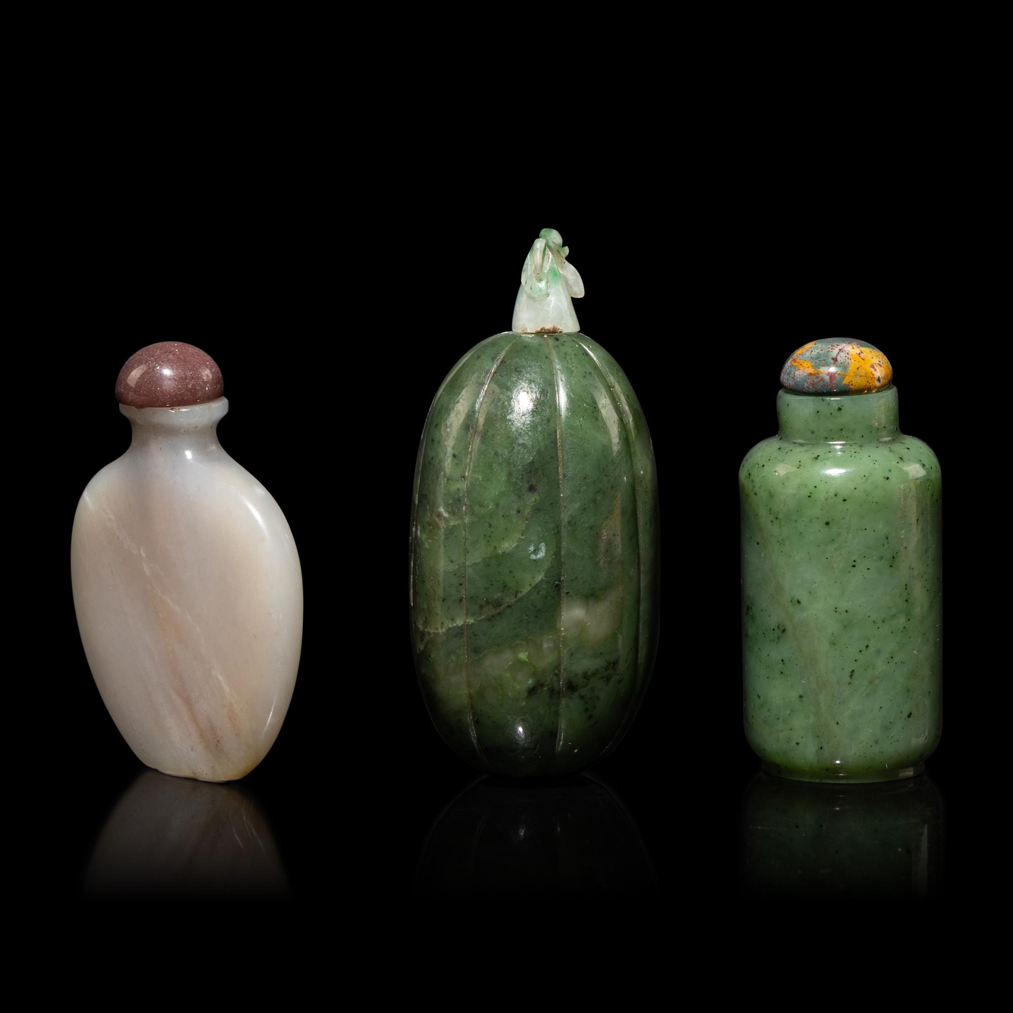 Three Chinese Celadon and Spinach Jade Snuff Bottles, 19th Century — 清晚期 碧玉、青玉鼻烟壺一組三件