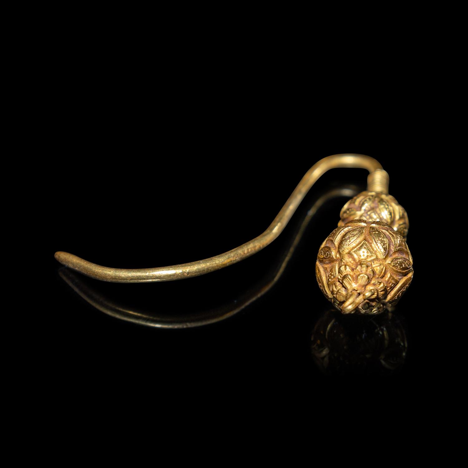 A Pair of Chinese Gold 'Brocade Balls' Earrings, Erhuan, Yuan-Ming Dynasty 明 金繡球耳環一對