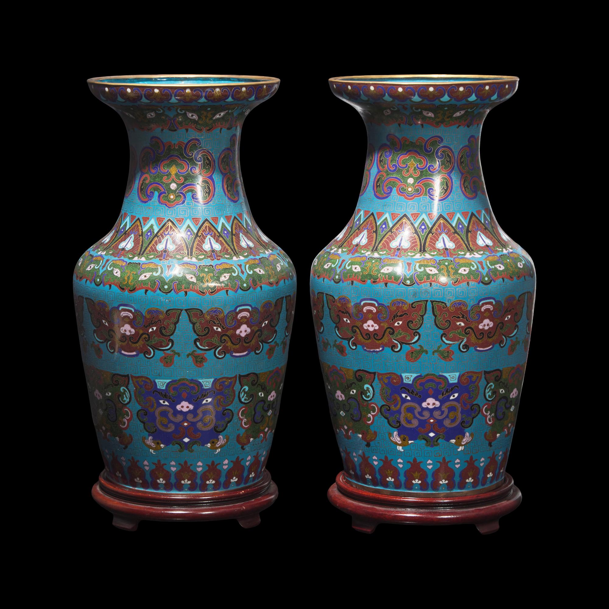 A Pair of Chinese Cloisonne Vases, 20th Century 近代 掐絲琺琅仿古瓶一對
