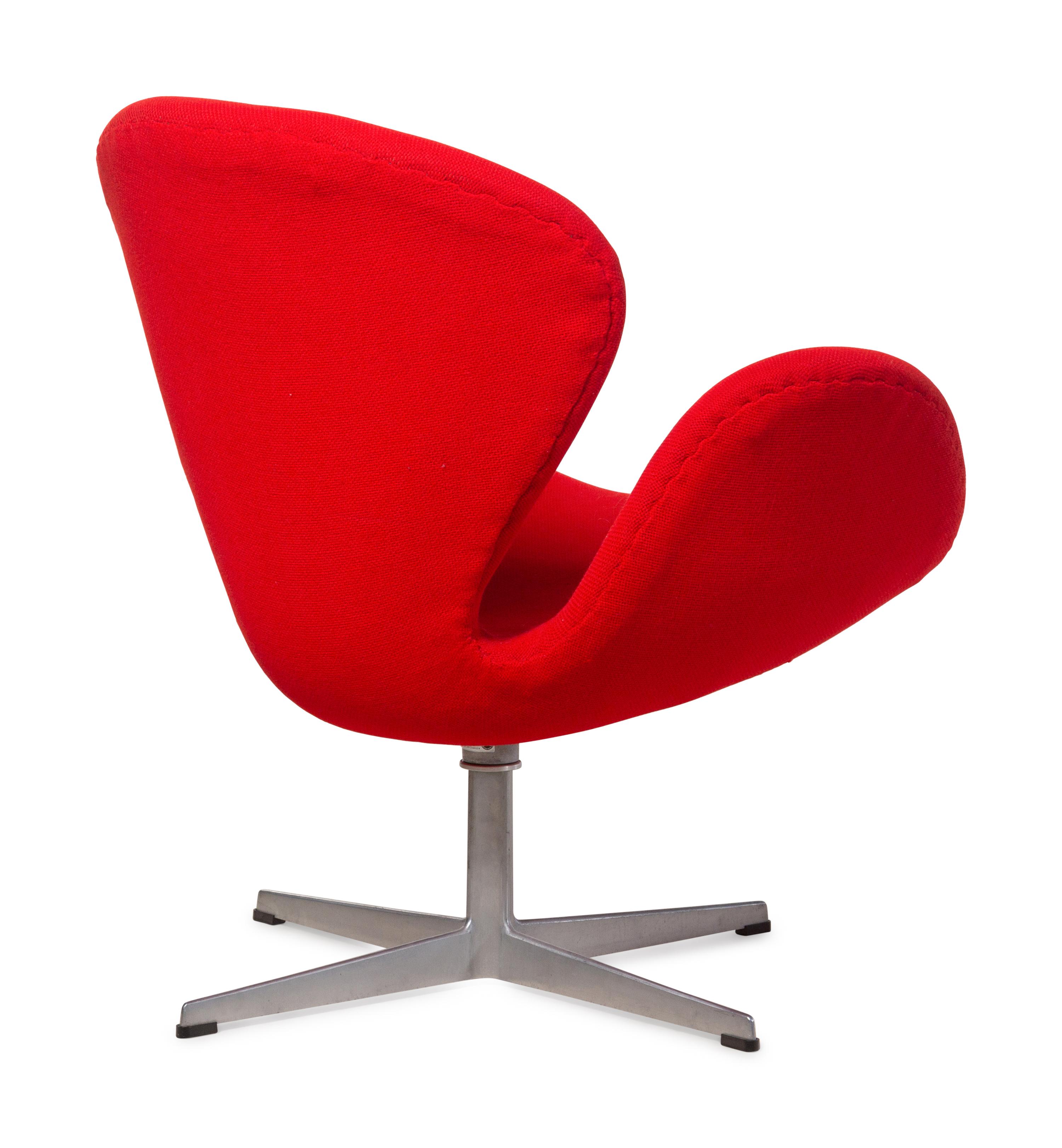 Pair of Swan Chairs, model 3320, c. 1974 Fritz Hansen, Denmark