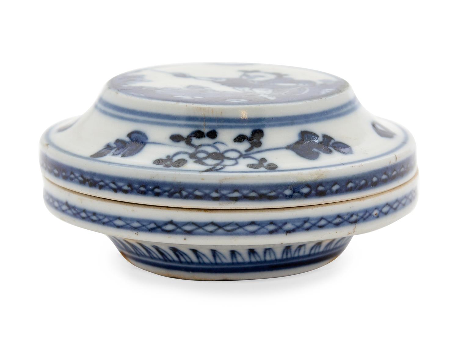 A Chinese Blue and White Porcelain Seal Box and Cover