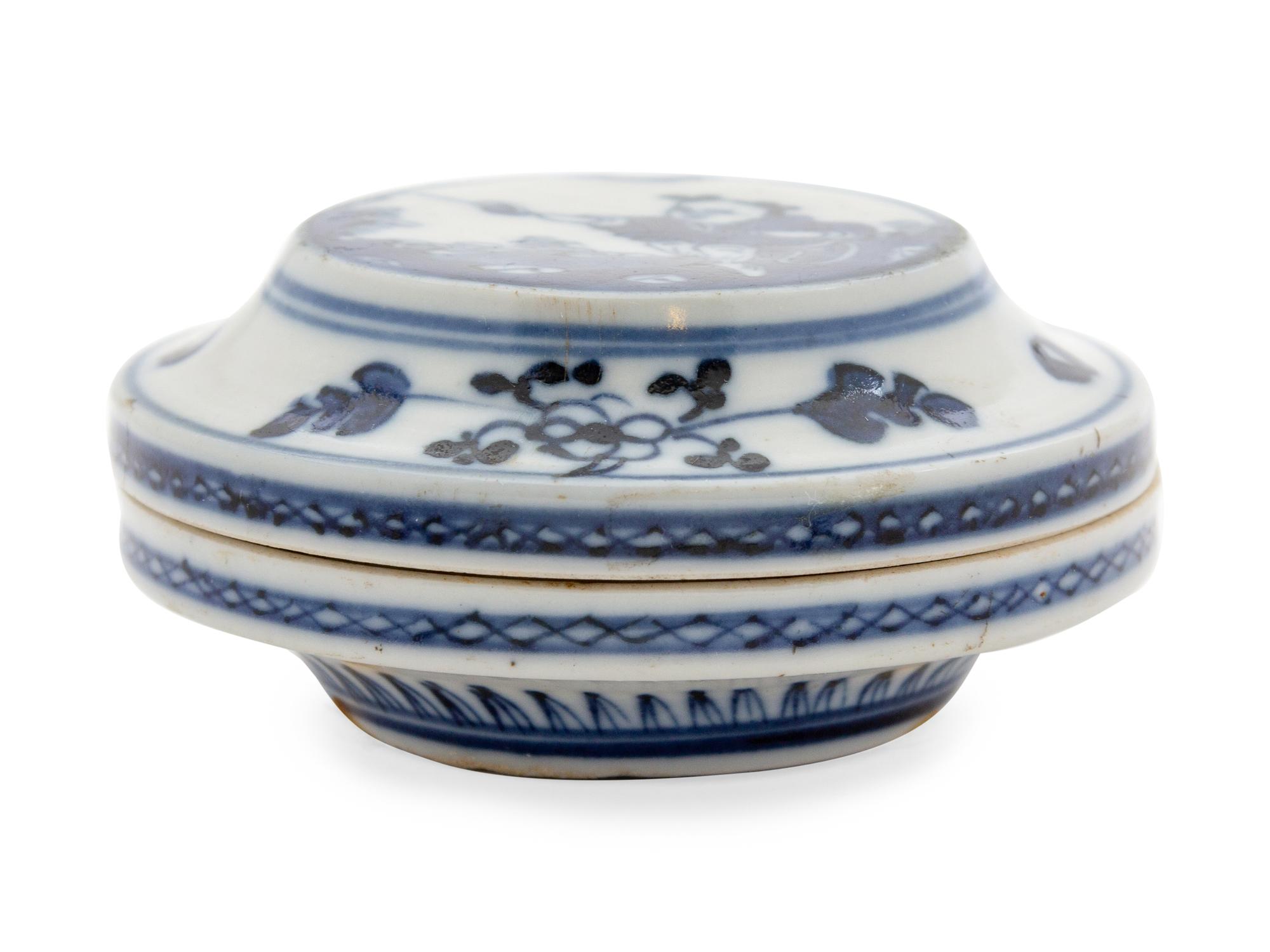 A Chinese Blue and White Porcelain Seal Box and Cover