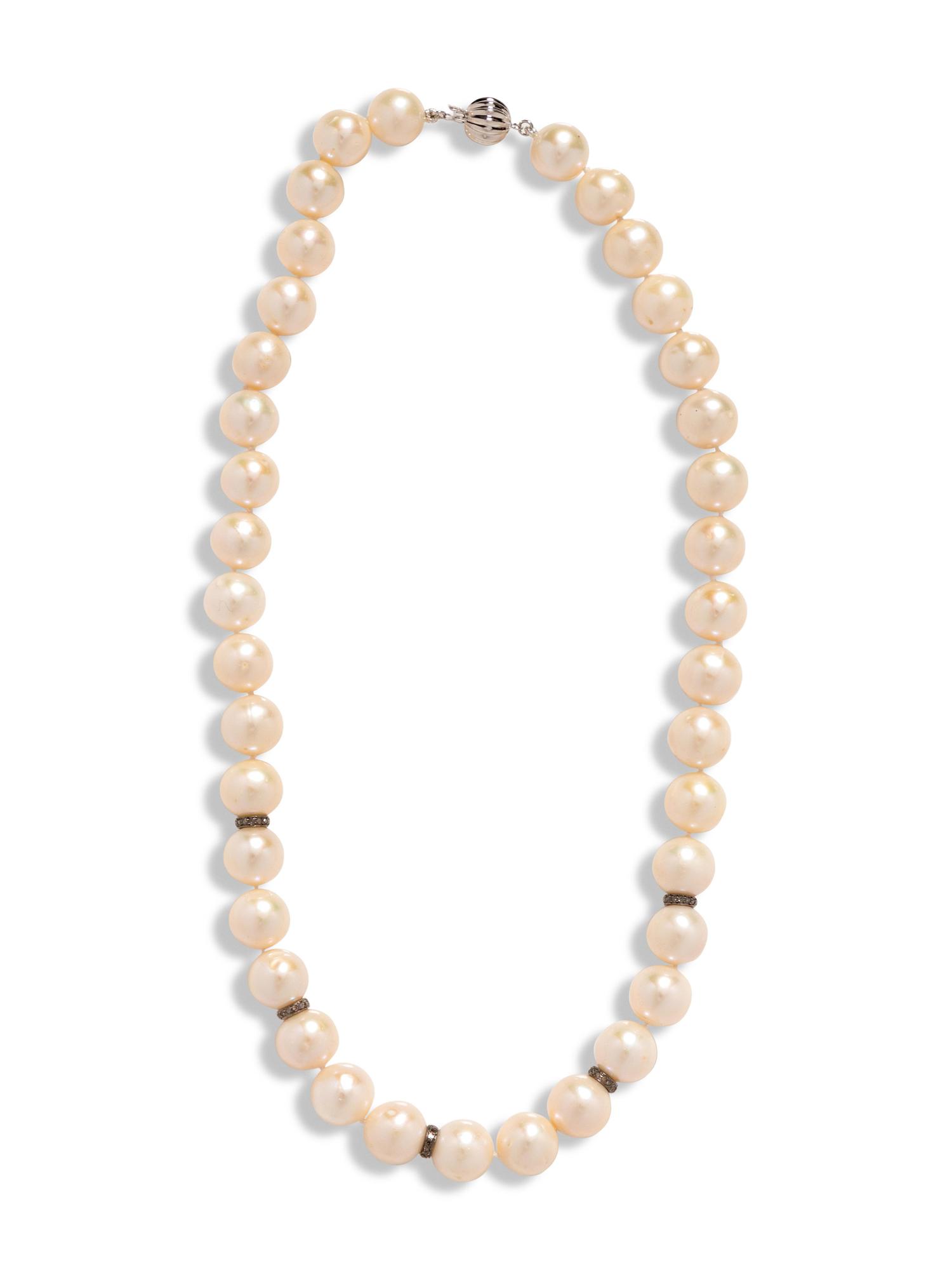 An 18 Karat White Gold and Cultured Pearl Necklace,