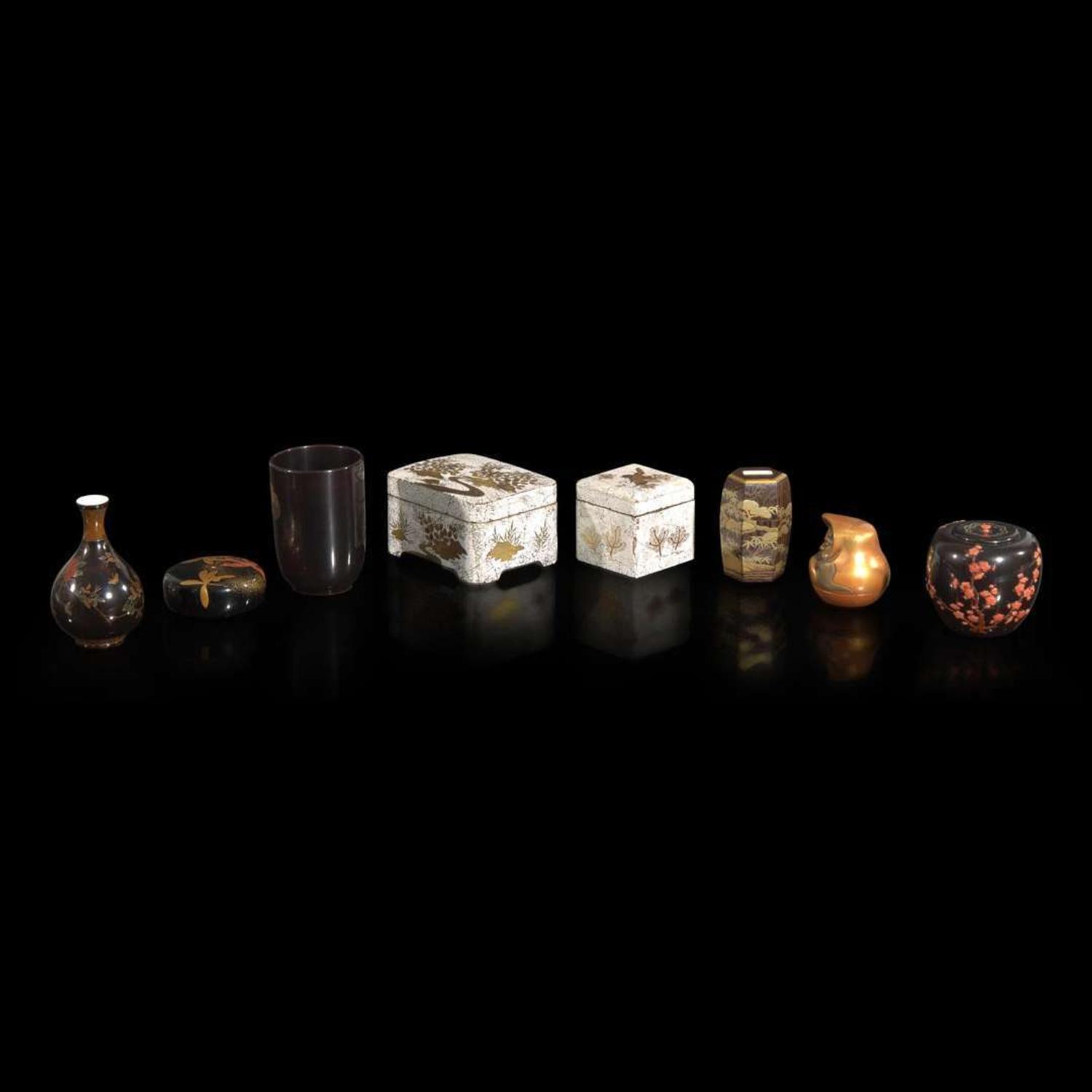 A group of eight assorted Japanese lacquer boxes and vases 日本漆器八件 19th to 20th century ???????
