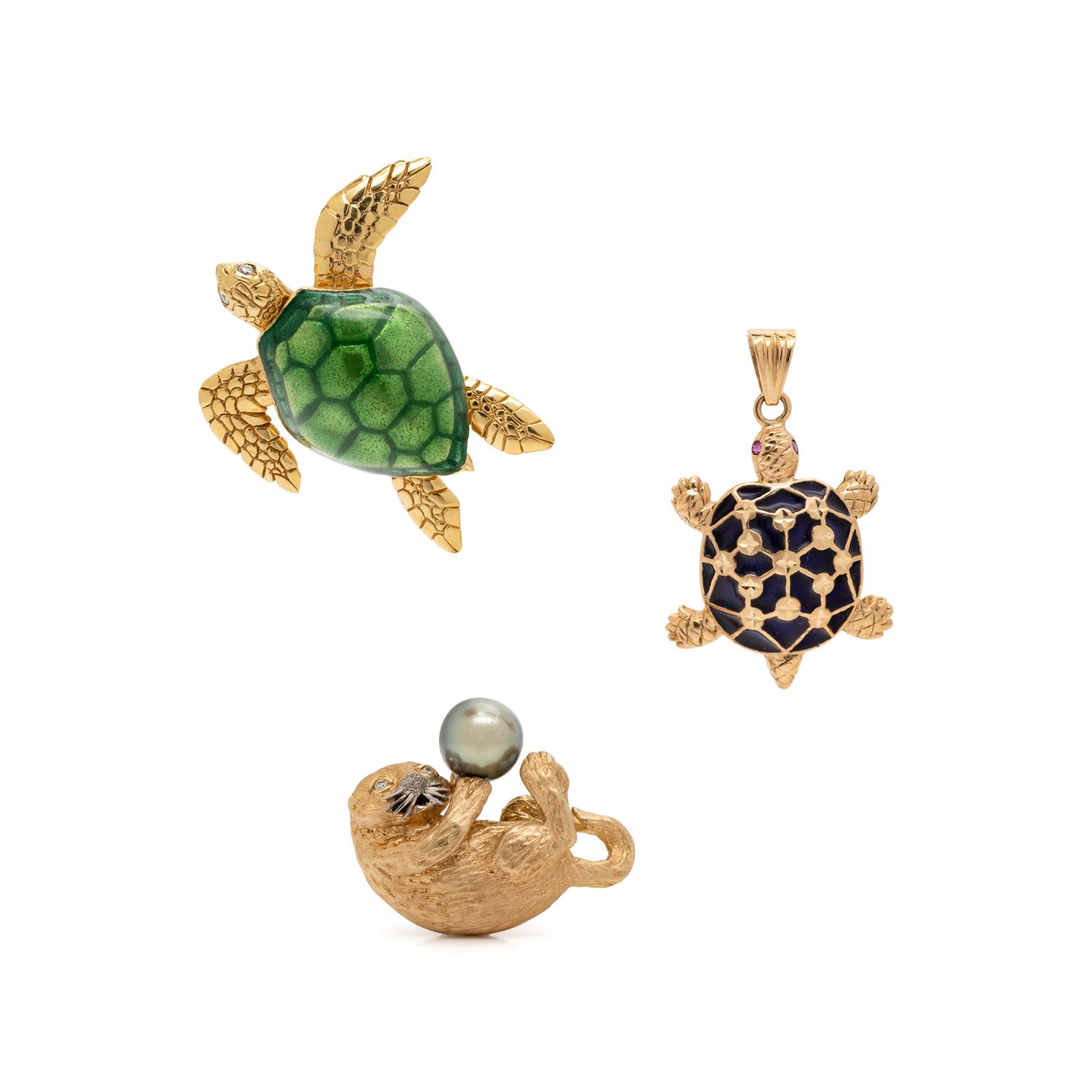 COLLECTION OF YELLOW GOLD SEA CREATURE PENDANTS