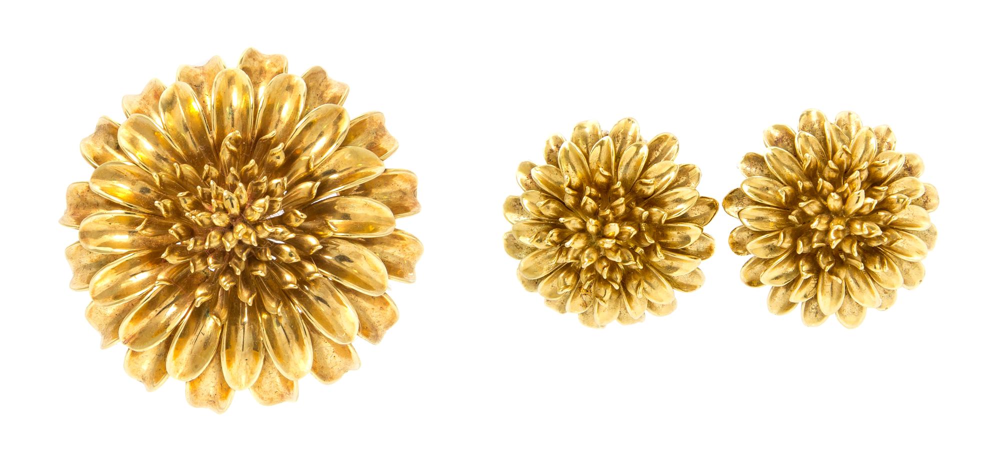 An 18 Karat Yellow Gold Flower Demi Parure, 32.00 dwts.