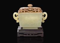 A small Chinese celadon-white jade coupe with cover and stand 青白玉帶蓋小水丞及底座