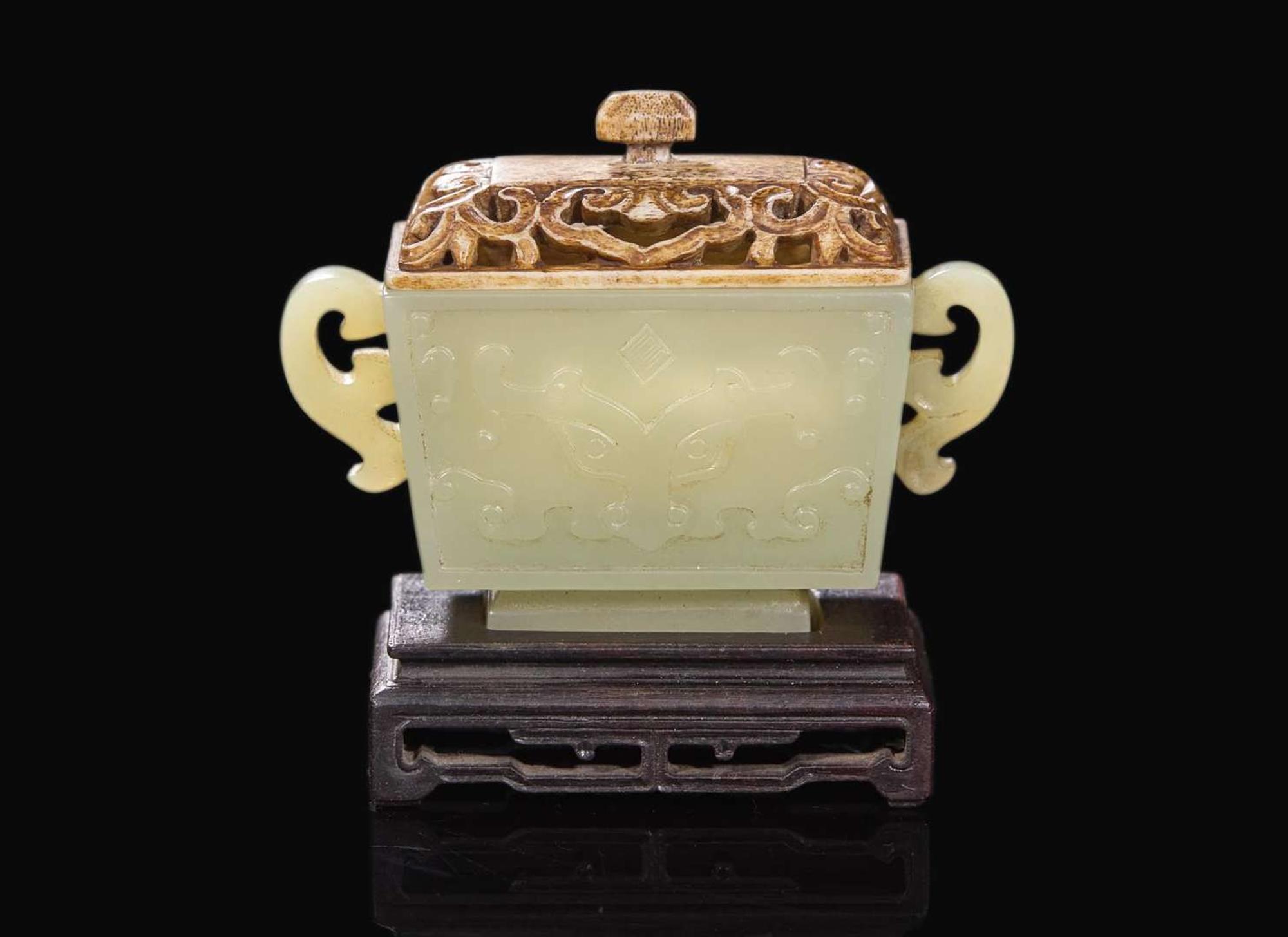 A small Chinese celadon-white jade coupe with cover and stand 青白玉帶蓋小水丞及底座