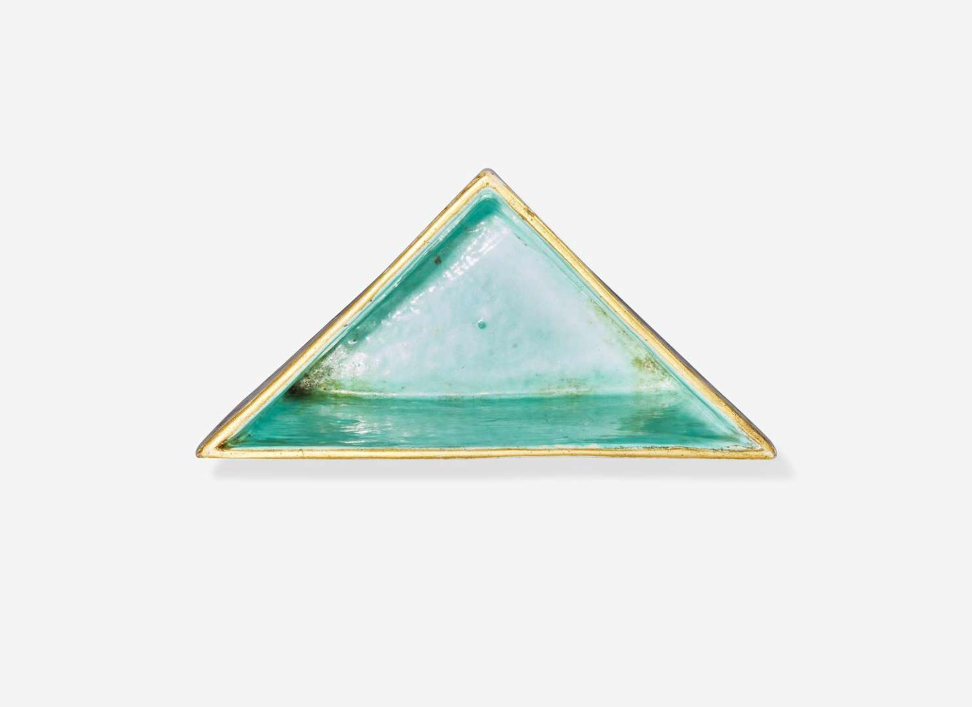 An unusual small Chinese triangular vase, Daoguang mark and possibly of the period 小花樽 道光款 可能為本朝