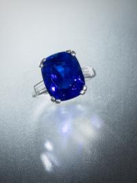 AN IMPORTANT KASHMIR UNHEATED SAPPHIRE AND DIAMOND RING