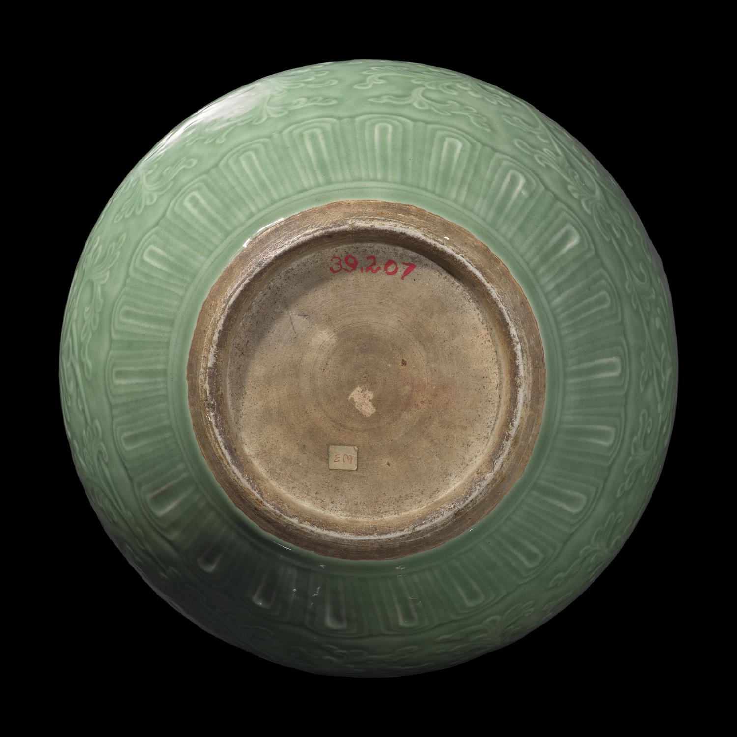A Large Chinese Incised 'Lotus' Celadon Glazed Vase, Shangping, 18th/19th Century 清中期 龍泉刻西番蓮紋大賞瓶