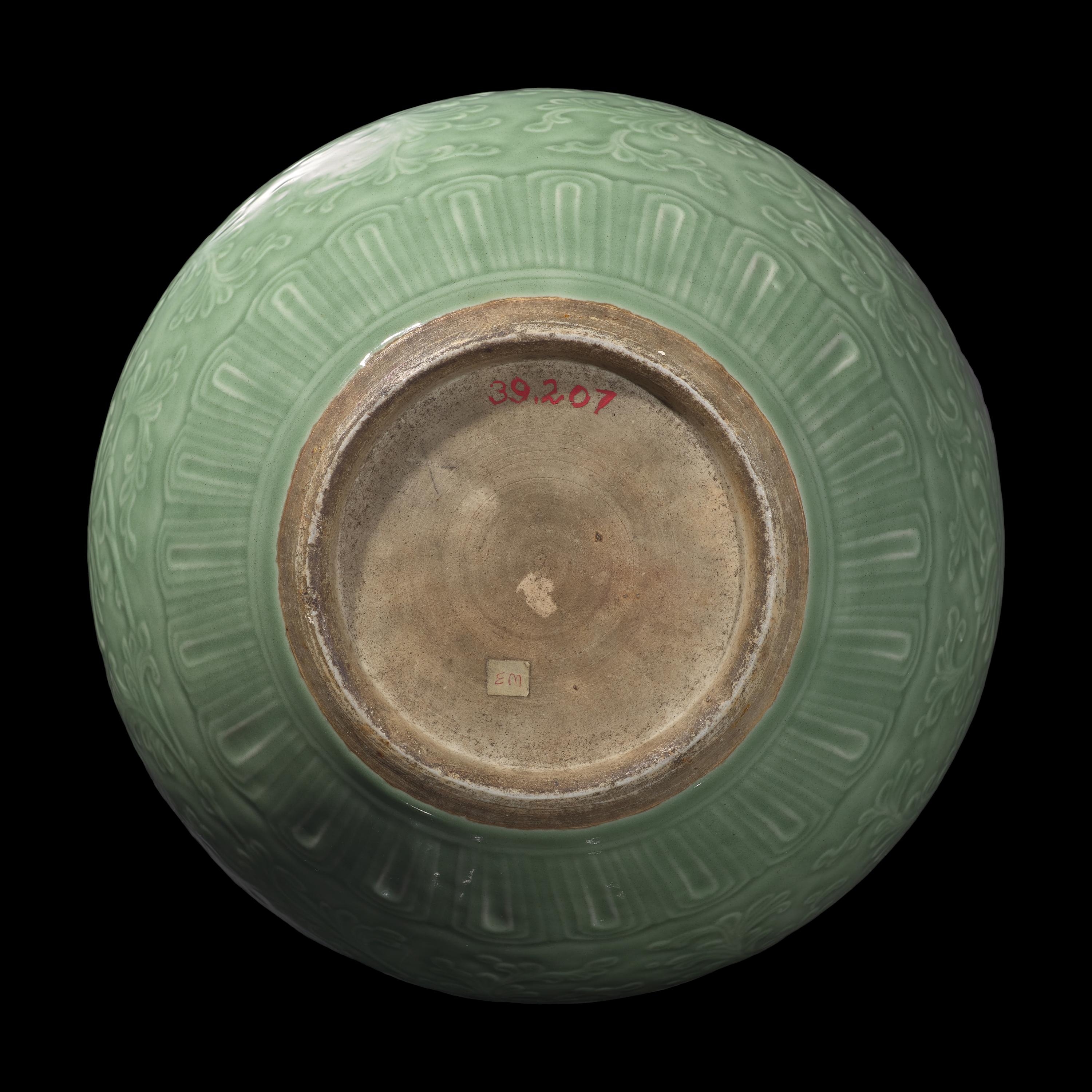 A Large Chinese Incised 'Lotus' Celadon Glazed Vase, Shangping, 18th/19th Century 清中期 龍泉刻西番蓮紋大賞瓶