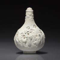 A Chinese Molded Porcelain Snuff Bottle, Qing Dynasty, Daoguang Period, Circa 1821-1850 — 1821-1850年 瓷胎模印十八學士圖鼻煙壺