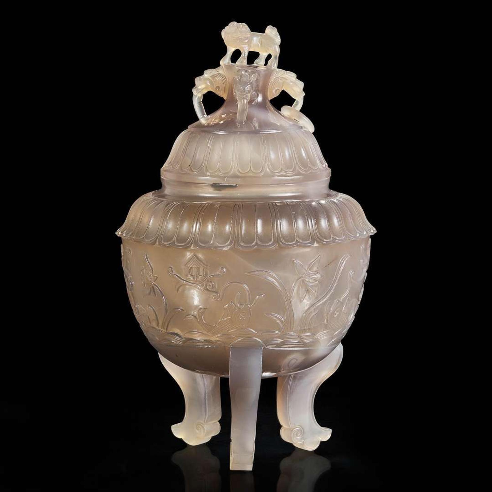 A Chinese carved agate censer and cover 玛瑙带盖香炉