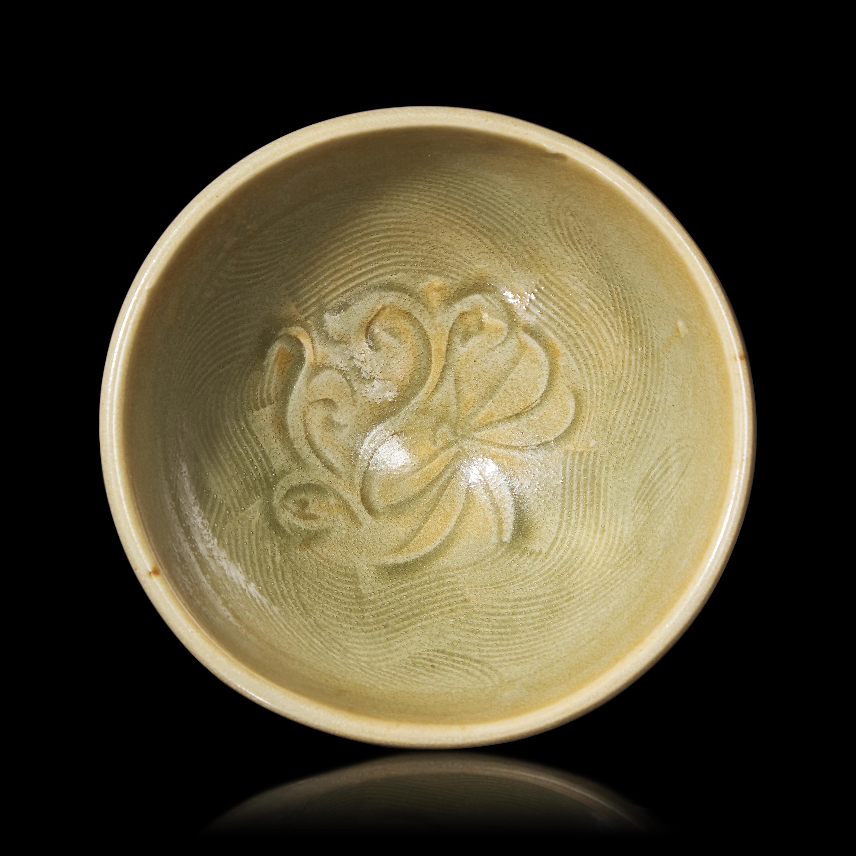 A Chinese Yaozhou Style Celadon Glazed Tea Bowl 耀州窯落花流水刻划花碗