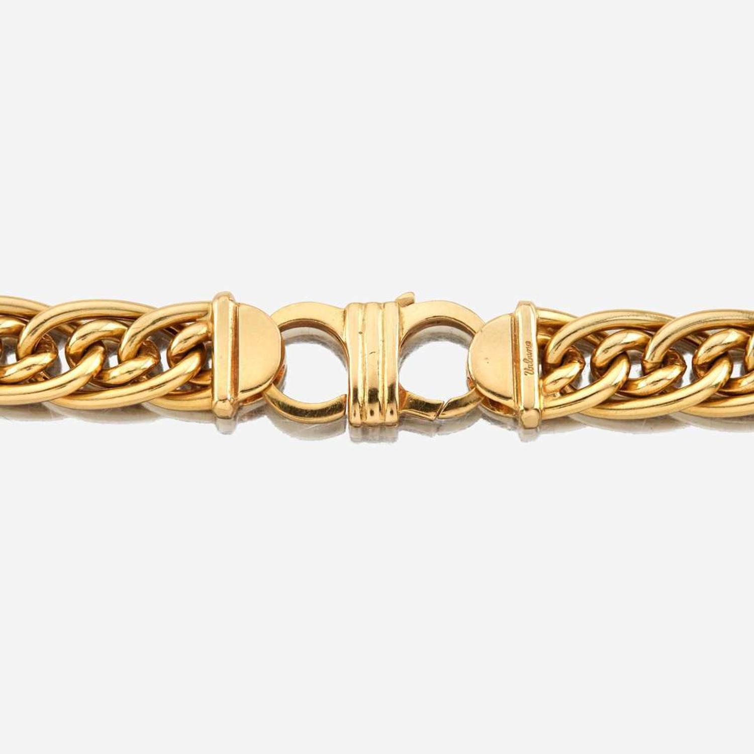 A gold necklace, Urbano