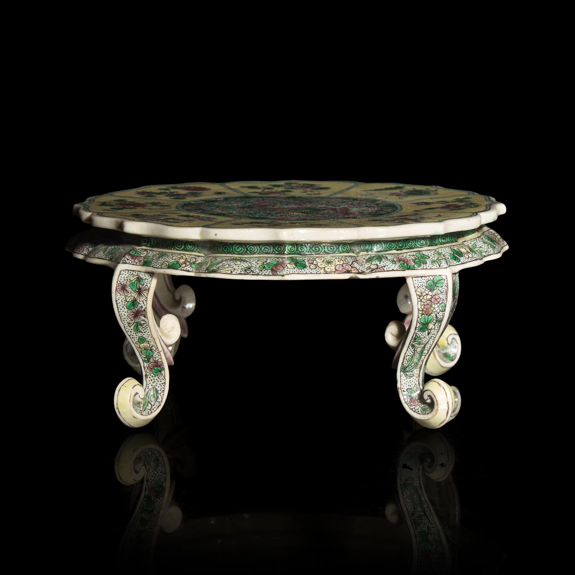 A Chinese Famille Verte Biscuit Floriform Stand, 19th Century — 清晚期 五彩龍紋花口四足器座