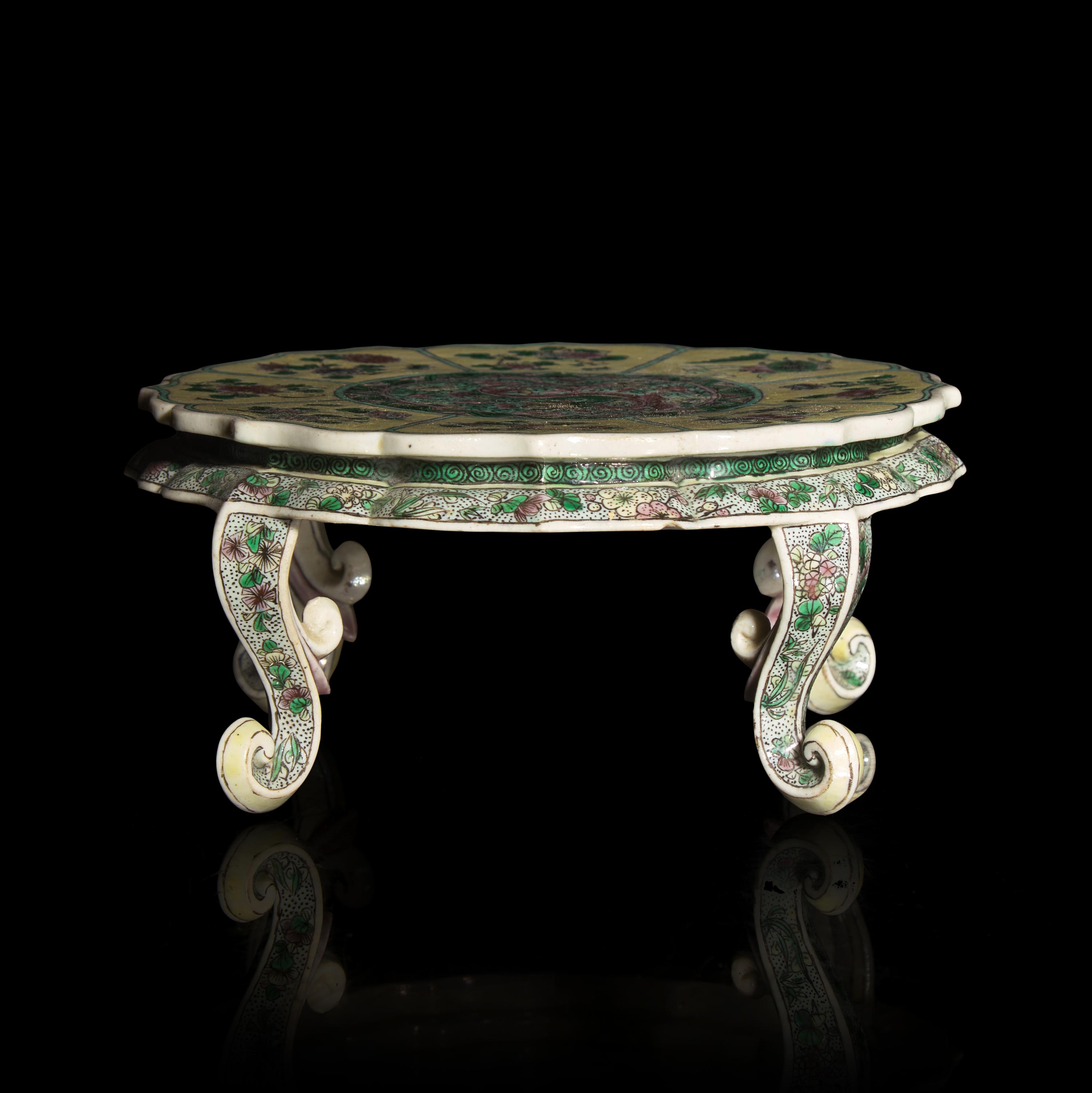A Chinese Famille Verte Biscuit Floriform Stand, 19th Century — 清晚期 五彩龍紋花口四足器座