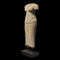 A Khmer Stone Torso of Uma, Baphuon Period — 十-十一世紀 柬埔寨吳哥巴普昂寺風格女神像