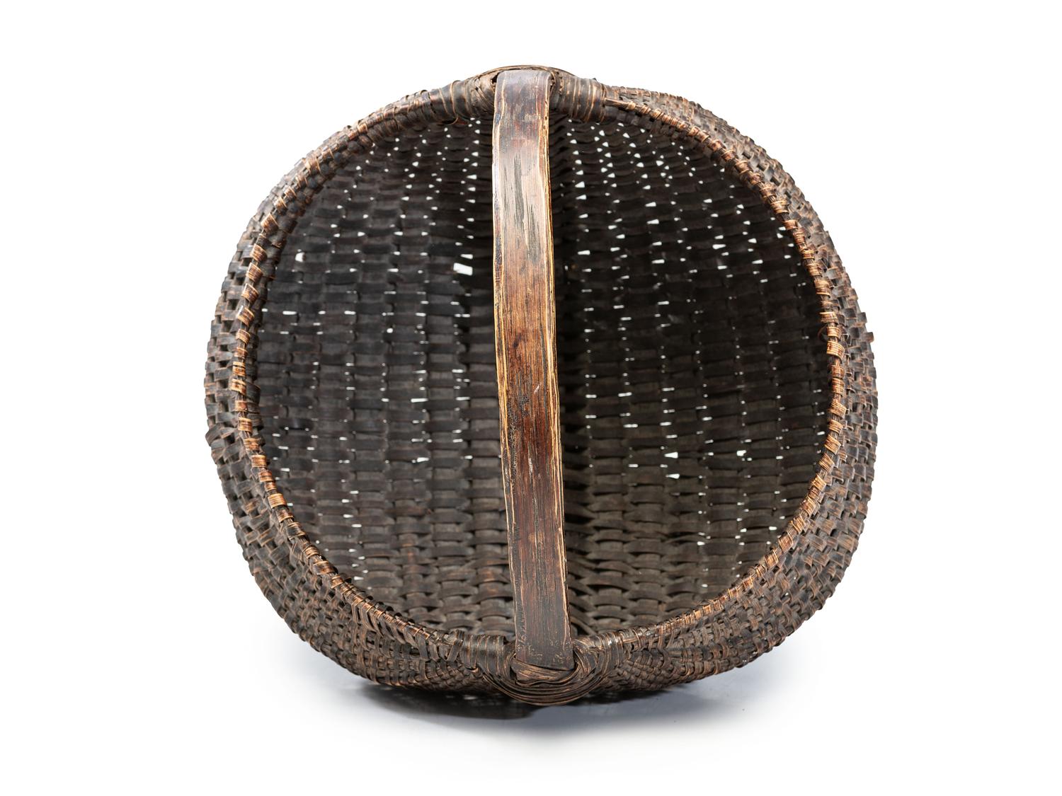 A Stained Splint Buttocks Basket