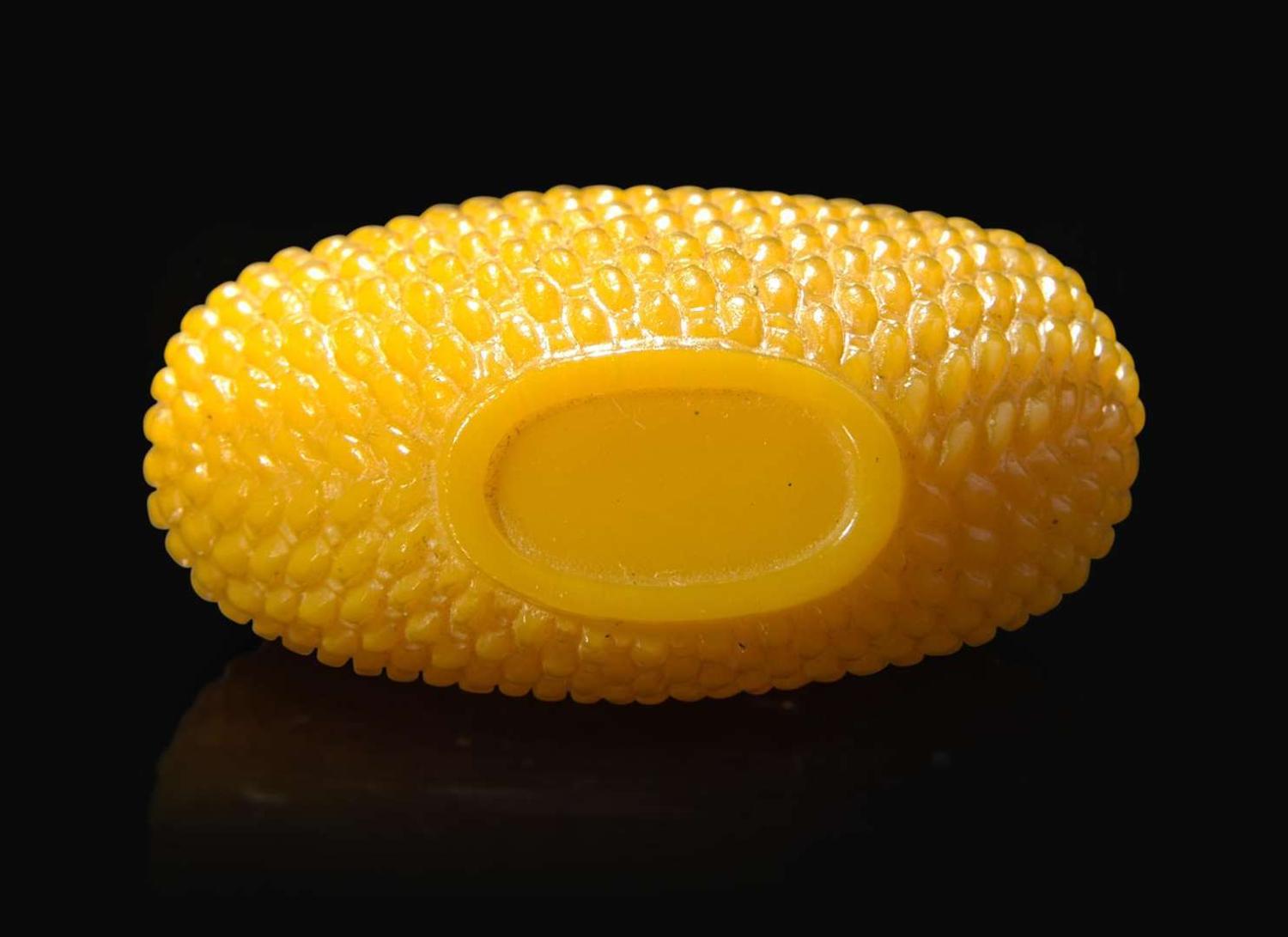 A Chinese yellow glass "basket weave" snuff bottle, Qing dynasty 柳斗紋黃琉璃鼻煙壺 清