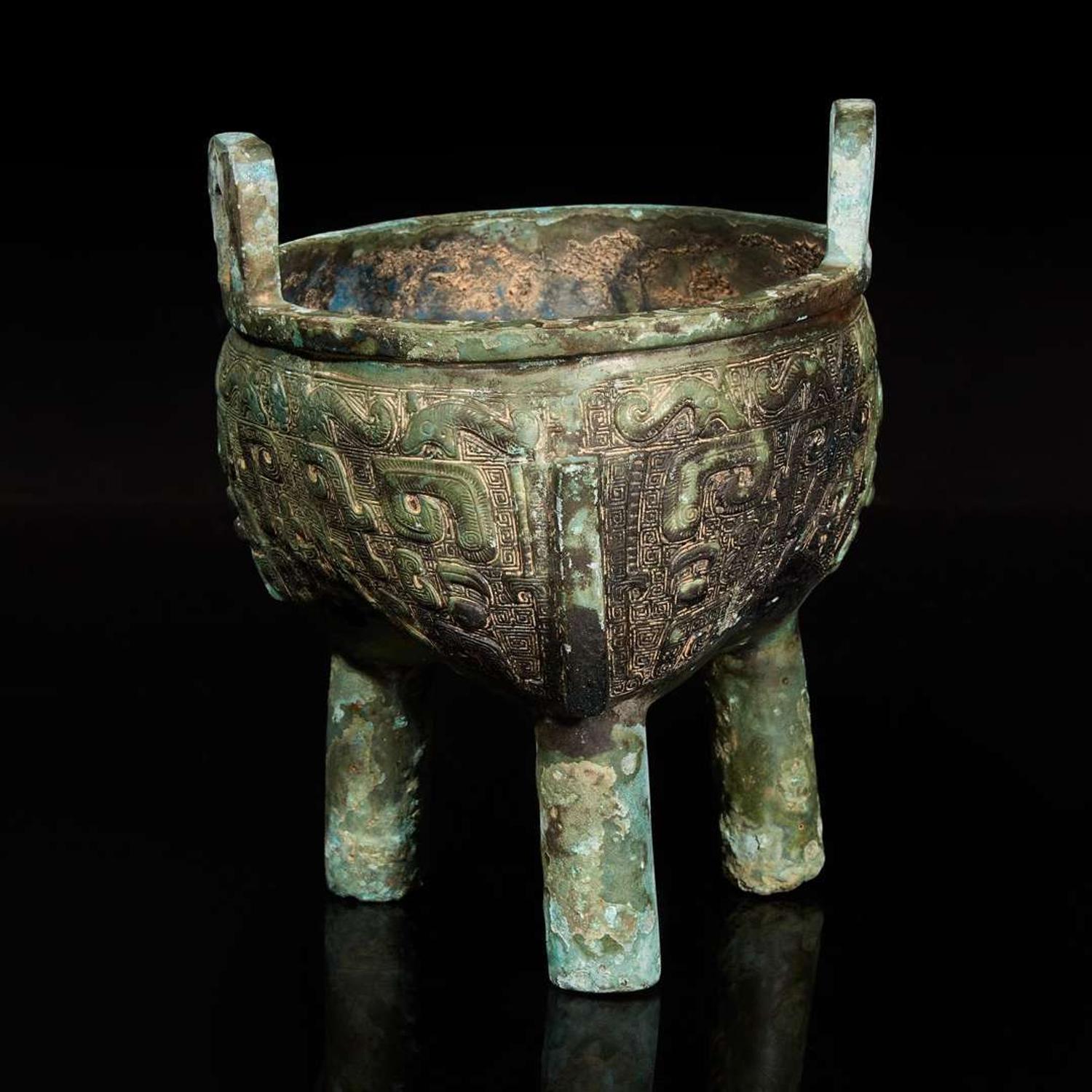 A Chinese bronze ritual tripod vessel, Liding 青銅鬲鼎 Possibly Late Shang/Western Zhou dynasty ????????