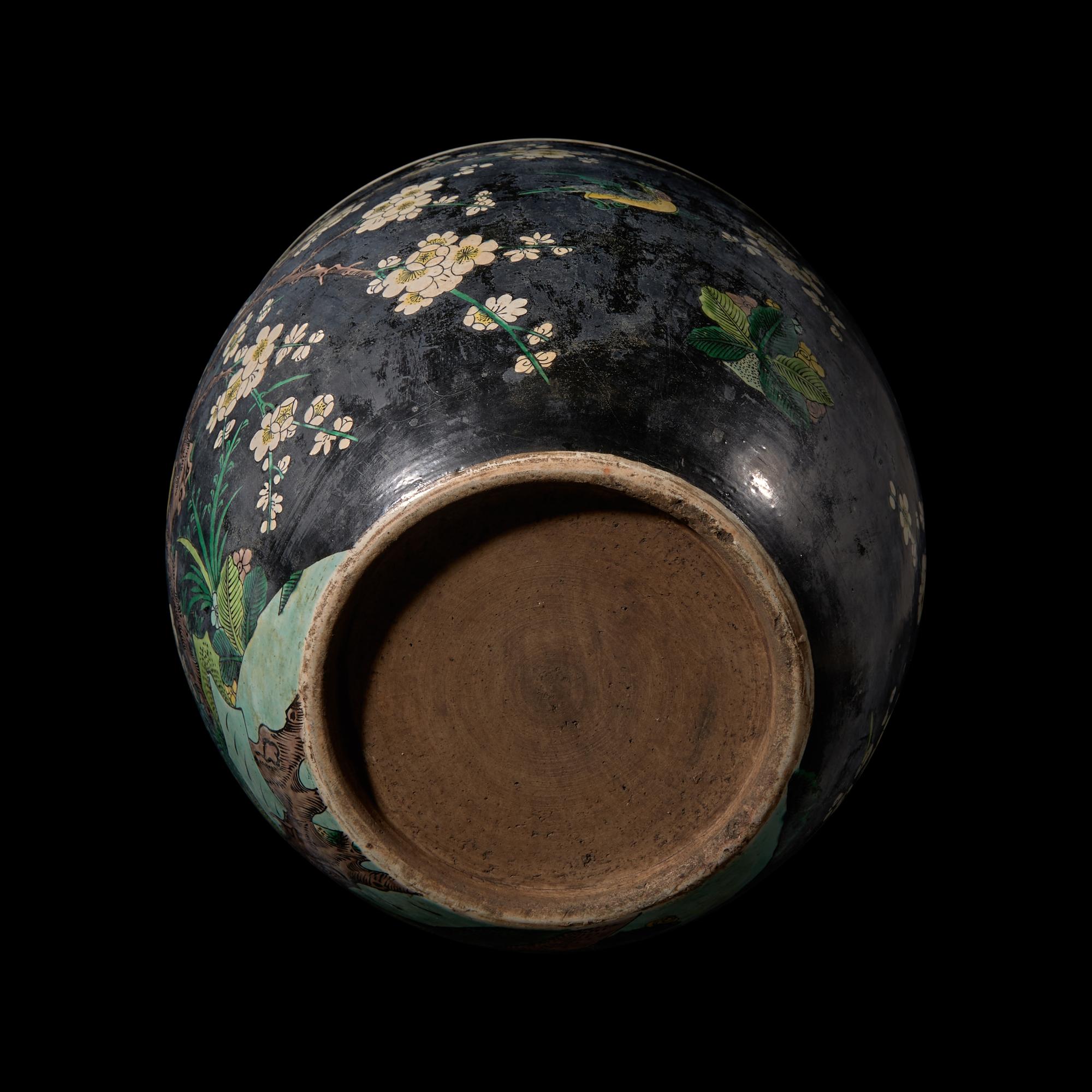 A Chinese Famille Noire Porcelain Jardiniere, Late Qing Dynasty-Republic Period 晚清-民國 黑地五彩喜上眉梢圖缸