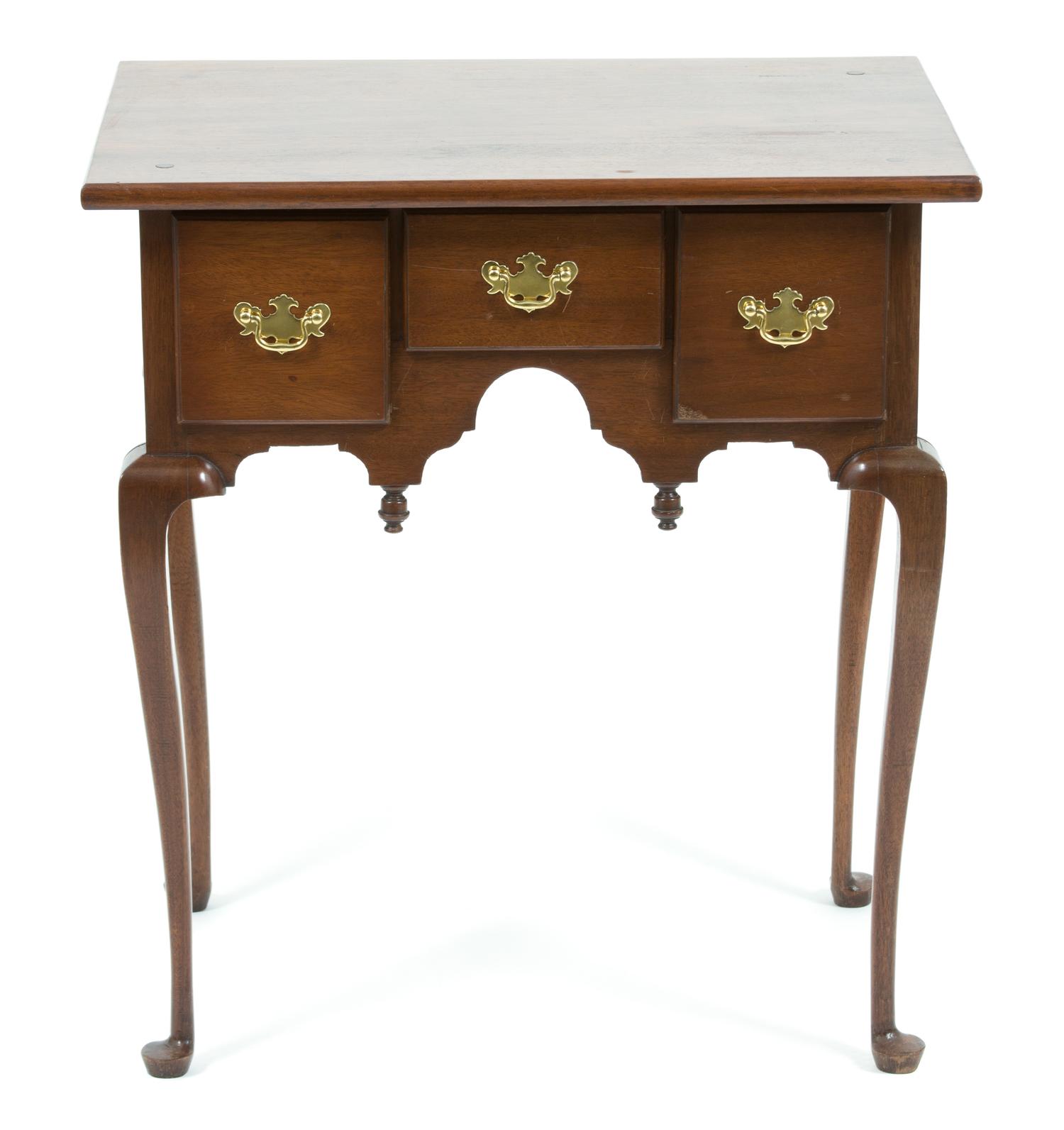 A Queen Anne Style Lowboy Height 27 1/2 x width 25 x depth 17 1/2 inches. — 20TH CENTURY