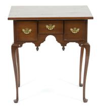 A Queen Anne Style Lowboy Height 27 1/2 x width 25 x depth 17 1/2 inches. — 20TH CENTURY