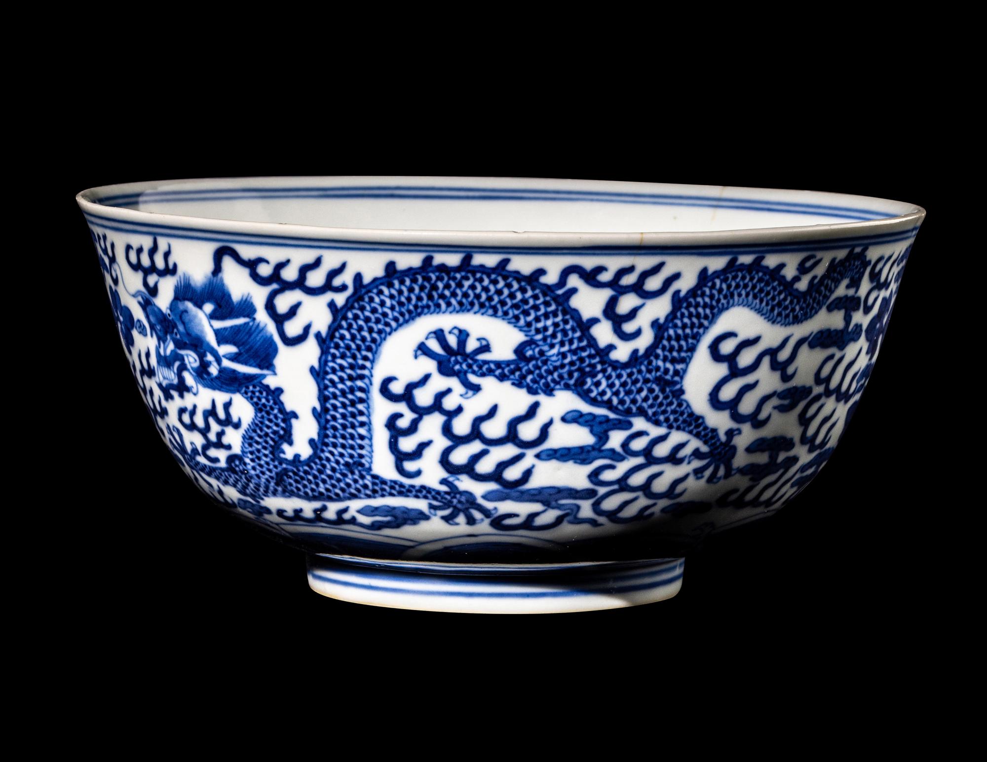 A Chinese Blue and White Porcelain 'Dragon' Bowl