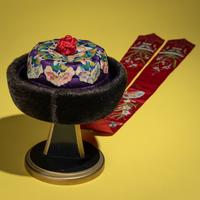An Embroidered Silk Manchu Noblewoman's Winter Hat, Kunqiumao , 19th Century — 清晚期 紫頂蓋花鑲珠后妃坤秋帽