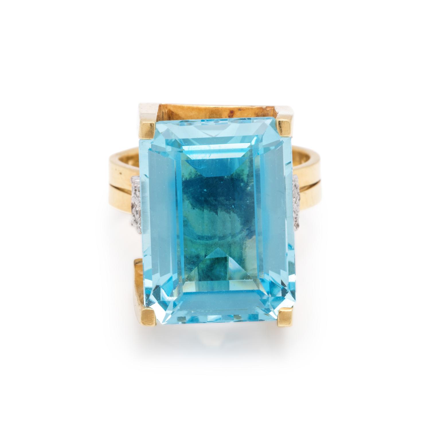 AQUAMARINE AND DIAMOND RING