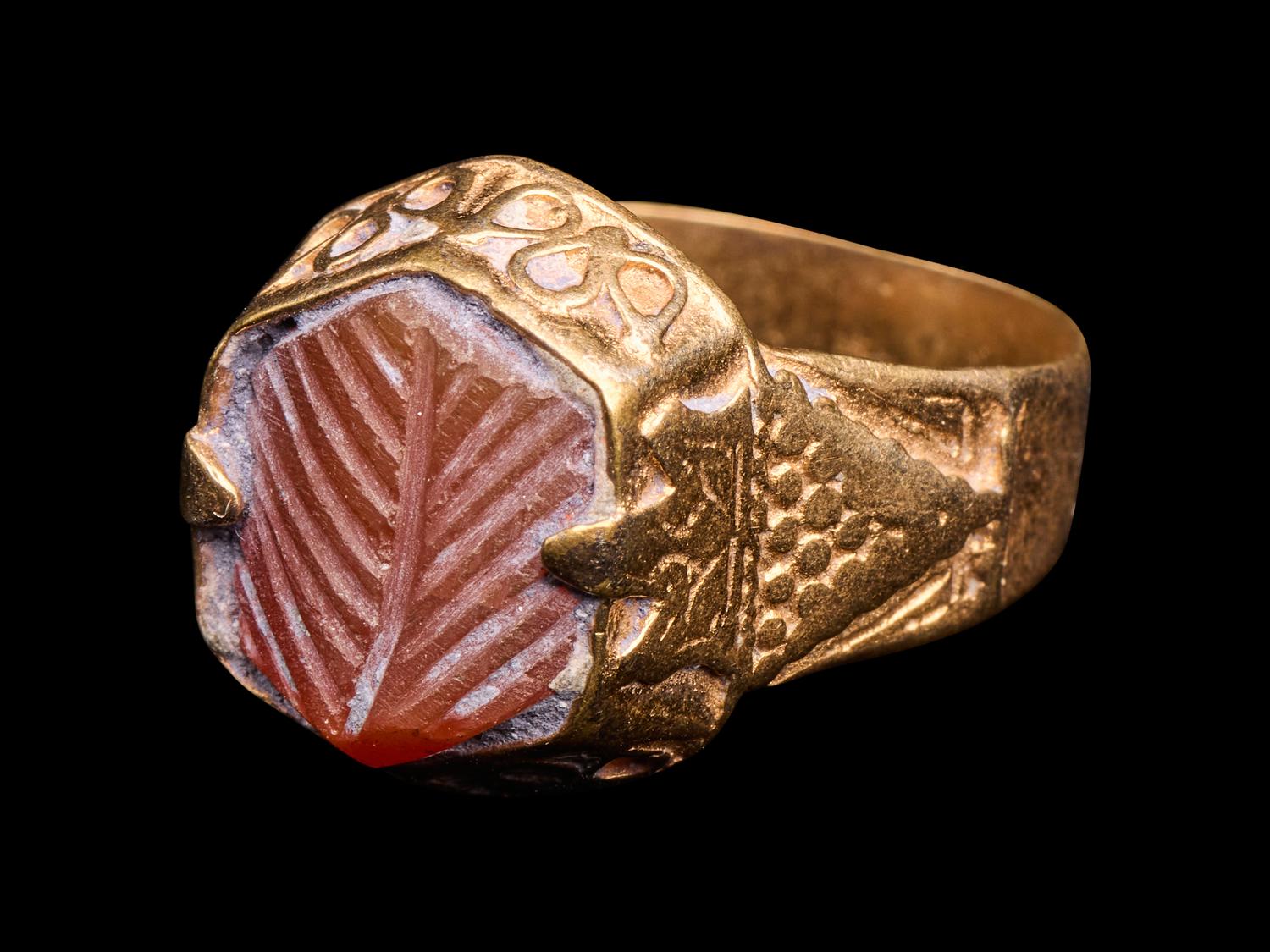 An Islamic Carnelian and Gold Finger Ring