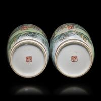 A Pair of Chinese Famille Rose 'The Three Visits to the Thatched Cottage' Porcelain Vases by Wang Xiliang (1922-2023) — 王錫良（1922-2023）1946年繪粉彩三顧茅廬棒槌瓶一對