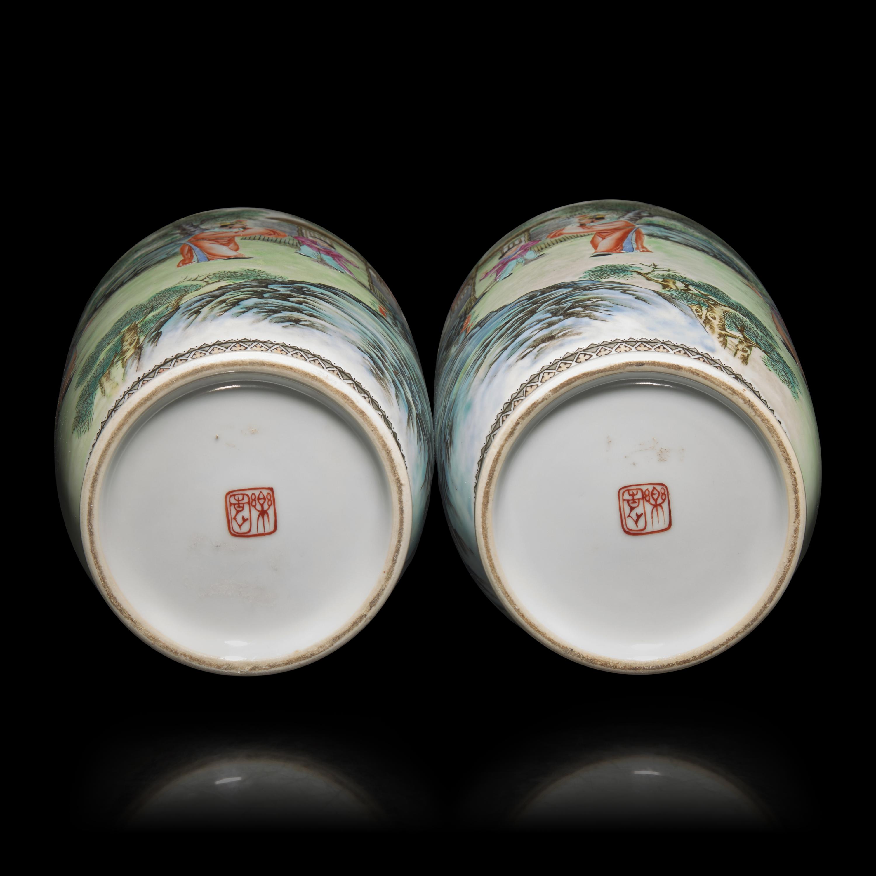 A Pair of Chinese Famille Rose 'The Three Visits to the Thatched Cottage' Porcelain Vases by Wang Xiliang (1922-2023) — 王錫良（1922-2023）1946年繪粉彩三顧茅廬棒槌瓶一對