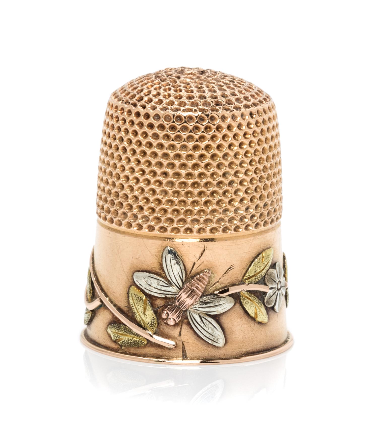 An American 14-Karat Tri-Colored Gold Bee Thimble, Carter, Gough & Co., Newark, NJ, the knurled top and body above a rose, yellow and w