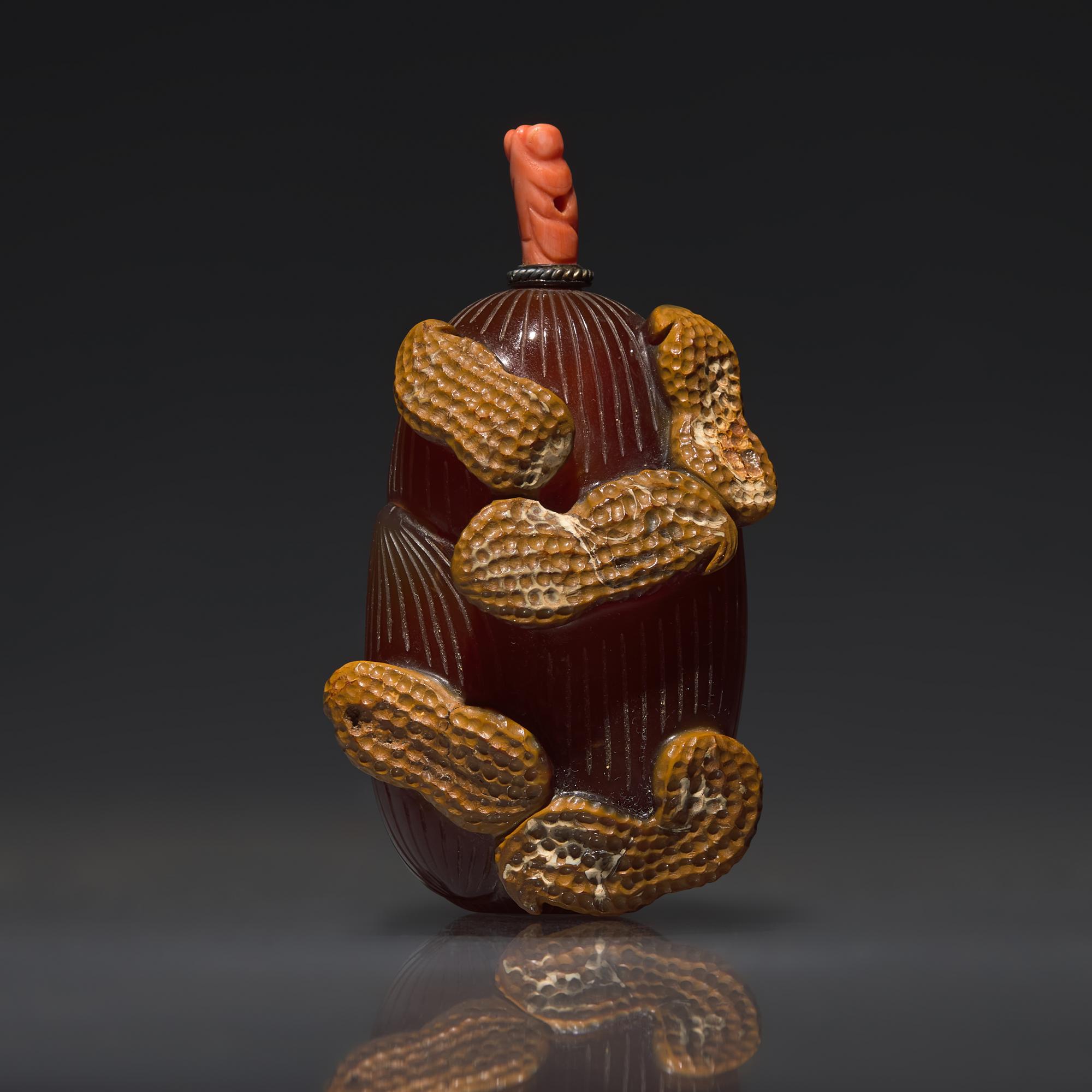 A Chinese Carved Agate "Jujubes and Peanuts" Snuff Bottle, Qing Dynasty, Circa 1800-1850 — 1800-1850年 瑪瑙巧雕早生貴子鼻煙壺