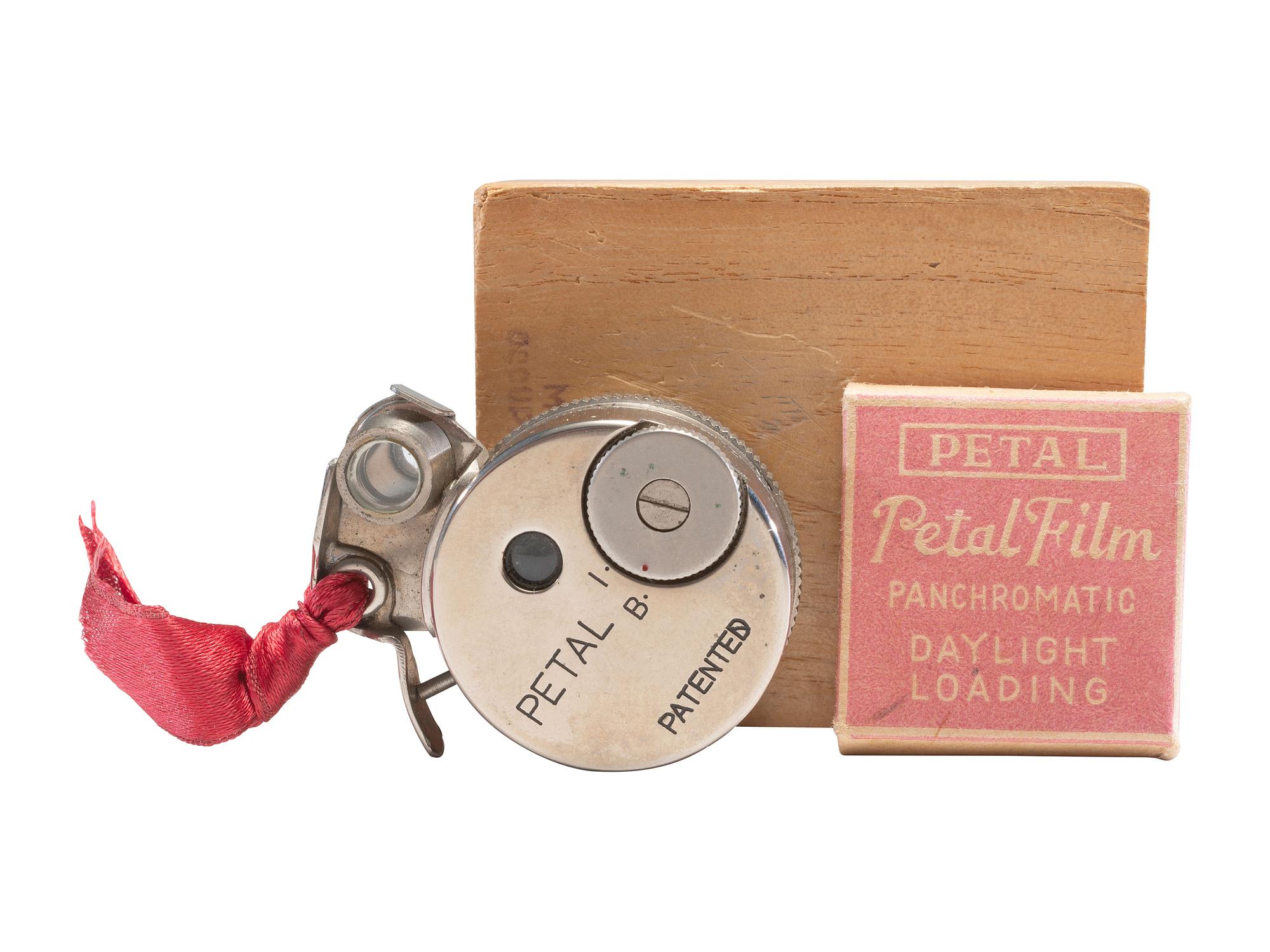[CAMERAS]. Japanese Petal subminiature spy camera.