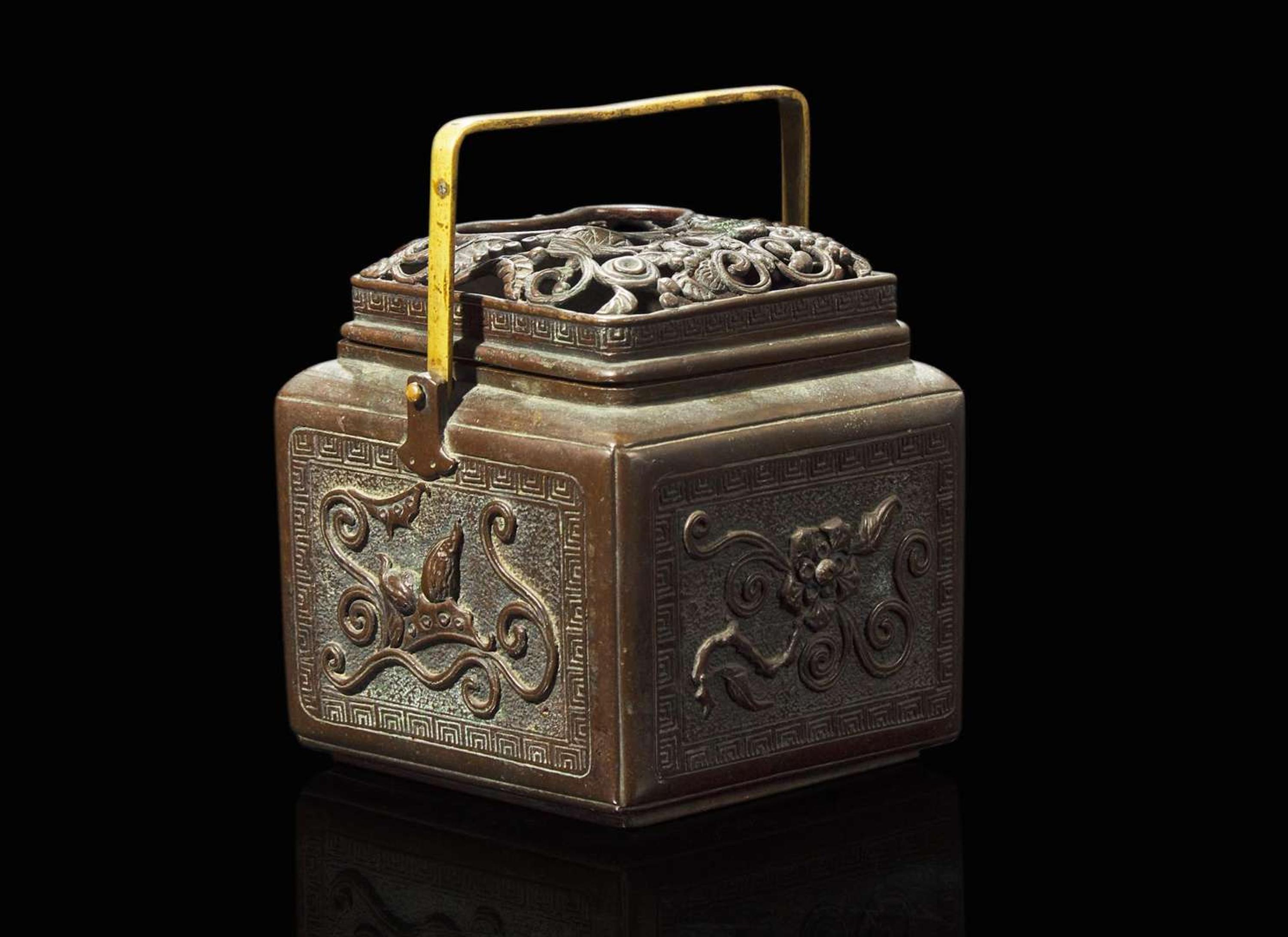 A Japanese patinated bronze hand warmer, Edo to early Meiji period 銅加漆暖爐 江戶至明治初